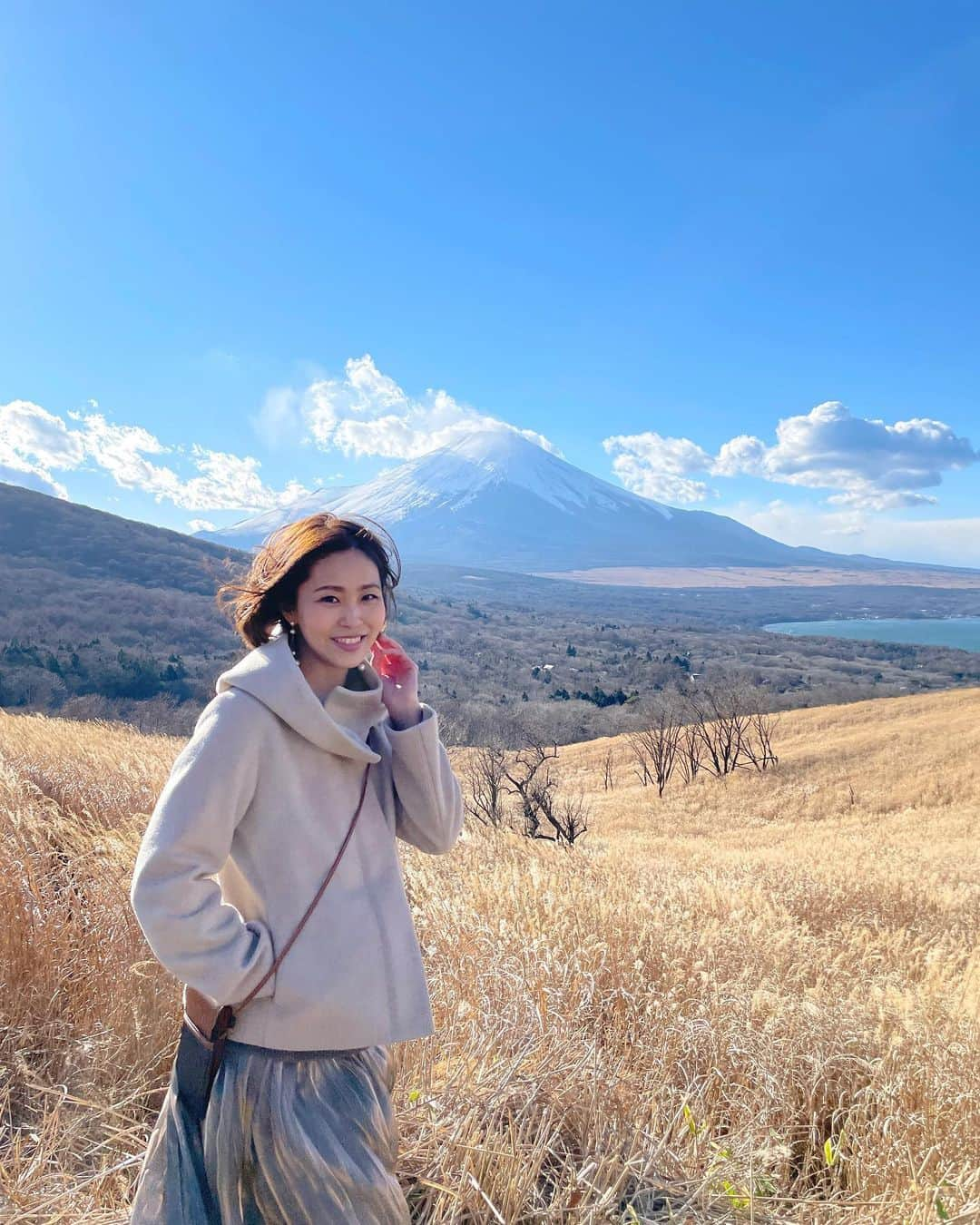 坂元美香さんのインスタグラム写真 - (坂元美香Instagram)「年末恒例の山中湖パノラマ台  今日は雲が多かったけど 一瞬だけ雲がどいてくれました😆 やたー🙌  毎日遠くから見てる富士山✨ 近くで見ると本当に大きい！！ 来るたびに感動します😌  #富士山 #山中湖パノラマ台 #山中湖 #mtFuji」12月30日 16時51分 - mika_saka