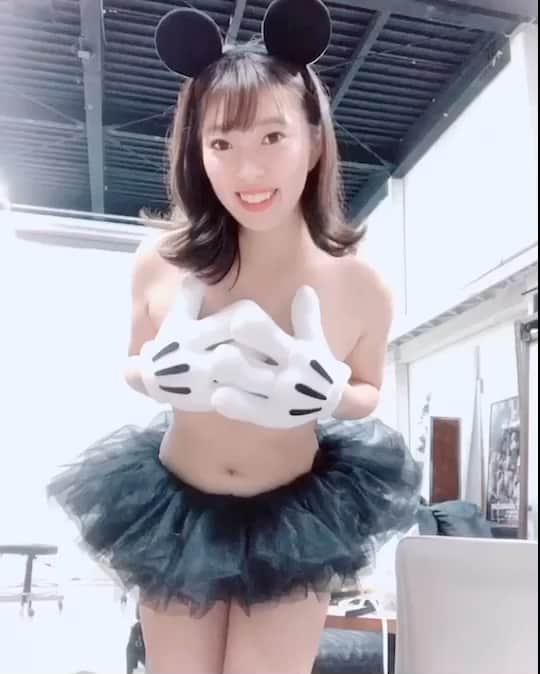 シト山口のインスタグラム：「年末スペシャル 懐かし動画集３( ´ ▽ ` )ﾉ  model SHIROMIちゃん 性格の可愛さが滲み出て来るような動画ですね☺️💕✨ 写真集①②③発売中！  https://sitographics.base.shop/」
