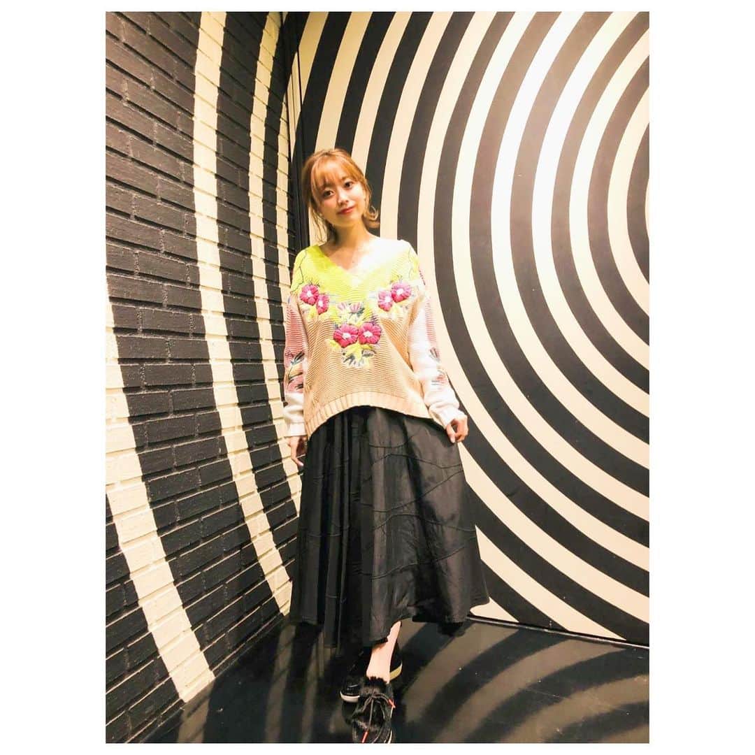 林愛夏さんのインスタグラム写真 - (林愛夏Instagram)「とっても素敵でめちゃくちゃ可愛い衣装を用意して頂きました✨  一部🍊🌊 tops @callasmilano  skirt @maxemoi  shoes @vege.official   二部💐🖤 knit  @pinko_aoyama  shoes @vege.official」12月30日 17時25分 - baby_manatsu