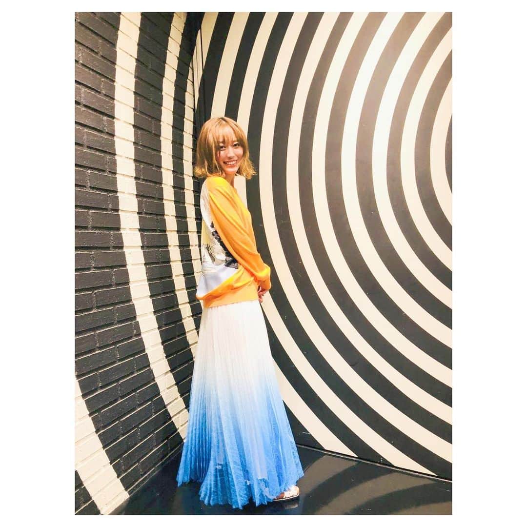 林愛夏さんのインスタグラム写真 - (林愛夏Instagram)「とっても素敵でめちゃくちゃ可愛い衣装を用意して頂きました✨  一部🍊🌊 tops @callasmilano  skirt @maxemoi  shoes @vege.official   二部💐🖤 knit  @pinko_aoyama  shoes @vege.official」12月30日 17時25分 - baby_manatsu