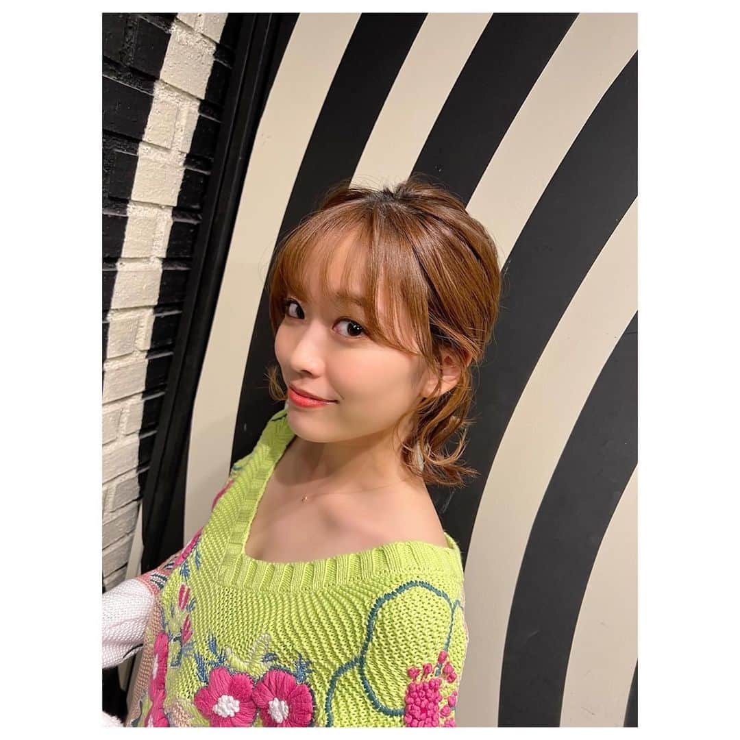 林愛夏さんのインスタグラム写真 - (林愛夏Instagram)「とっても素敵でめちゃくちゃ可愛い衣装を用意して頂きました✨  一部🍊🌊 tops @callasmilano  skirt @maxemoi  shoes @vege.official   二部💐🖤 knit  @pinko_aoyama  shoes @vege.official」12月30日 17時25分 - baby_manatsu