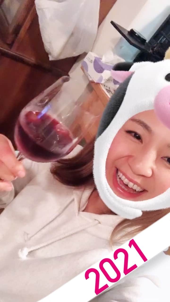 なーみのインスタグラム：「🐄▶︎🐅 来年も美味しいお酒が飲めますよーーーに😚❤️  出会った全ての人に ありがとう♡  HAPPY2021🤙🏽  #酒ではじまり酒でおわる #2021」