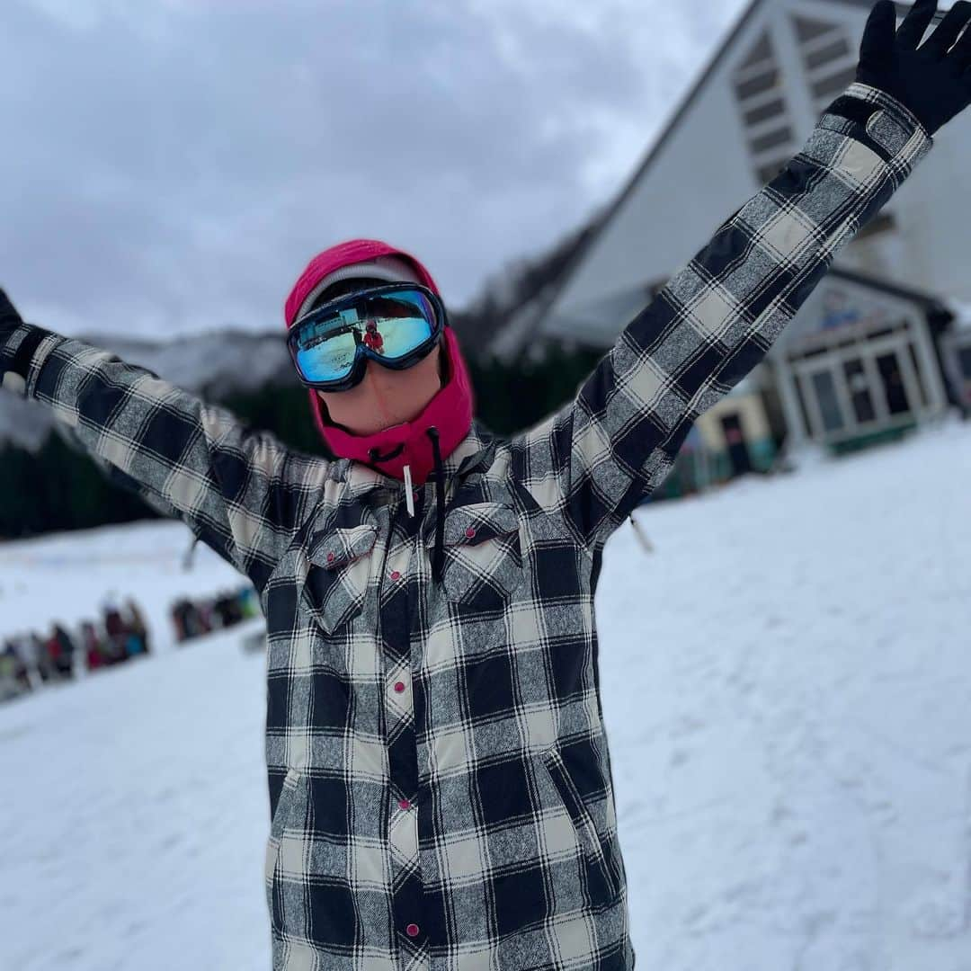 井口眞緒さんのインスタグラム写真 - (井口眞緒Instagram)「今日は、人生初のスキーデビューをしてきました⛷  私がアンバサダーを務めているONI割を使って 二ノックススノーパークに行ってきました〜🗻  ONI割を利用すると新潟県のスキー場のリフト券やレンタル、雪遊びが半額になるのでとってもお得です⭐️  「ONI割ゲレンデコレクション」とは、 ONI割キャンペーン参加スキー場で自慢のスキーウェア&スタイル撮影をしてインスタに投稿するキャンペーンです！ 宿泊券やリフト券が当たります❄️ 私が特別審査員もやっているので みなさんもぜひ投稿してみてください〜  ONI割ゲレンデコレクション公式インスタもフォローよろしくお願いします☃️ @oniwari_gc_official   ↓キャンペーン詳細はこちらのサイトから niigata-oniwari-gc.jp  #oni割ゲレコレ #にいがたスキーoni割キャンペーン #二ノックススノーパーク #sj775 #fm775 #井口眞緒」12月30日 17時46分 - iguchi.mao