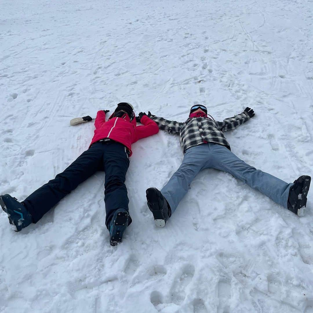 井口眞緒さんのインスタグラム写真 - (井口眞緒Instagram)「今日は、人生初のスキーデビューをしてきました⛷  私がアンバサダーを務めているONI割を使って 二ノックススノーパークに行ってきました〜🗻  ONI割を利用すると新潟県のスキー場のリフト券やレンタル、雪遊びが半額になるのでとってもお得です⭐️  「ONI割ゲレンデコレクション」とは、 ONI割キャンペーン参加スキー場で自慢のスキーウェア&スタイル撮影をしてインスタに投稿するキャンペーンです！ 宿泊券やリフト券が当たります❄️ 私が特別審査員もやっているので みなさんもぜひ投稿してみてください〜  ONI割ゲレンデコレクション公式インスタもフォローよろしくお願いします☃️ @oniwari_gc_official   ↓キャンペーン詳細はこちらのサイトから niigata-oniwari-gc.jp  #oni割ゲレコレ #にいがたスキーoni割キャンペーン #二ノックススノーパーク #sj775 #fm775 #井口眞緒」12月30日 17時46分 - iguchi.mao