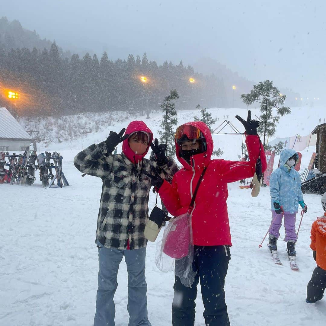 井口眞緒さんのインスタグラム写真 - (井口眞緒Instagram)「今日は、人生初のスキーデビューをしてきました⛷  私がアンバサダーを務めているONI割を使って 二ノックススノーパークに行ってきました〜🗻  ONI割を利用すると新潟県のスキー場のリフト券やレンタル、雪遊びが半額になるのでとってもお得です⭐️  「ONI割ゲレンデコレクション」とは、 ONI割キャンペーン参加スキー場で自慢のスキーウェア&スタイル撮影をしてインスタに投稿するキャンペーンです！ 宿泊券やリフト券が当たります❄️ 私が特別審査員もやっているので みなさんもぜひ投稿してみてください〜  ONI割ゲレンデコレクション公式インスタもフォローよろしくお願いします☃️ @oniwari_gc_official   ↓キャンペーン詳細はこちらのサイトから niigata-oniwari-gc.jp  #oni割ゲレコレ #にいがたスキーoni割キャンペーン #二ノックススノーパーク #sj775 #fm775 #井口眞緒」12月30日 17時46分 - iguchi.mao