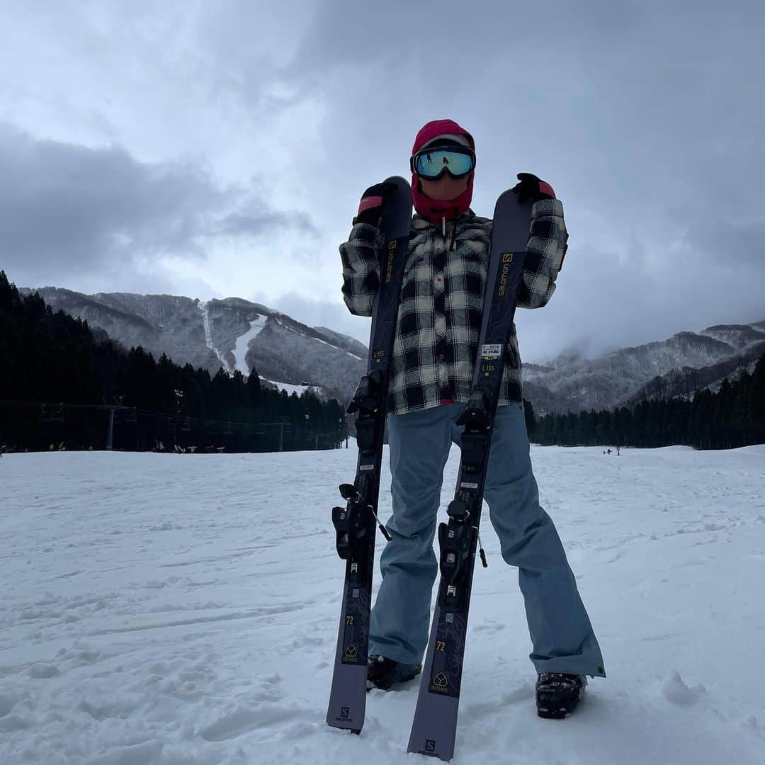 のインスタグラム：「今日は、人生初のスキーデビューをしてきました⛷  私がアンバサダーを務めているONI割を使って 二ノックススノーパークに行ってきました〜🗻  ONI割を利用すると新潟県のスキー場のリフト券やレンタル、雪遊びが半額になるのでとってもお得です⭐️  「ONI割ゲレンデコレクション」とは、 ONI割キャンペーン参加スキー場で自慢のスキーウェア&スタイル撮影をしてインスタに投稿するキャンペーンです！ 宿泊券やリフト券が当たります❄️ 私が特別審査員もやっているので みなさんもぜひ投稿してみてください〜  ONI割ゲレンデコレクション公式インスタもフォローよろしくお願いします☃️ @oniwari_gc_official   ↓キャンペーン詳細はこちらのサイトから niigata-oniwari-gc.jp  #oni割ゲレコレ #にいがたスキーoni割キャンペーン #二ノックススノーパーク #sj775 #fm775 #井口眞緒」