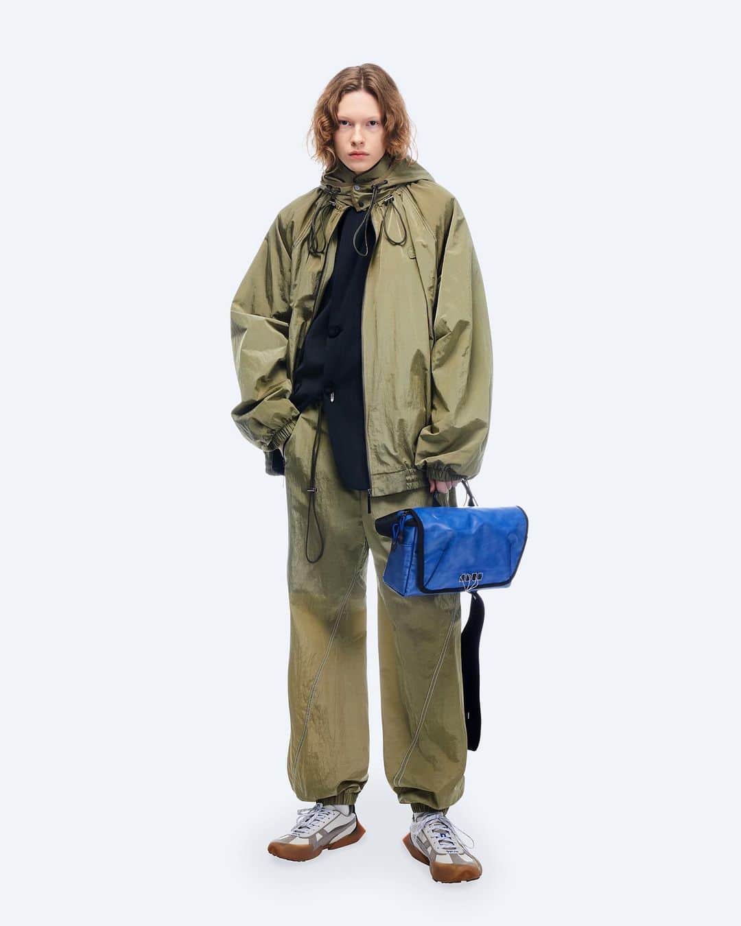 ADER errorさんのインスタグラム写真 - (ADER errorInstagram)「Presenting a new line-up from ADER Fall-Winter 2021 collection. The 'Un Nouveau Système' collection, which establishes a new order through distortion and transformation, proposes a new form with intentionally atypical silhouettes. Discover the lineup now at adererror.com - Track setups, hoodie jackets, knitwear, bags and buckets featuring ADER signature detail and line, tuck deformation are available.  아더 2021 가을-겨울 컬렉션의 시즌 컬렉션의 새로운 라인업을 선보입니다. 왜곡과 변형을 통해 새로운 질서를 정립하는 ‘Un Nouveau Système’ 컬렉션은 경계를 허물고 비정형의 실루엣을 통해 새로운 접근법을 시도합니다.  절개, 턱, 라인 변형 등의 아더의 시그니처 디테일이 가미 된 트랙 셋업, 후드 재킷, 니트웨어, 백 그리고 버킷햇을 지금 ADER 공식 온라인 스토어에서 만나보세요.  #ADERFW21 #UnNouveauSystème」12月30日 18時02分 - ader_error