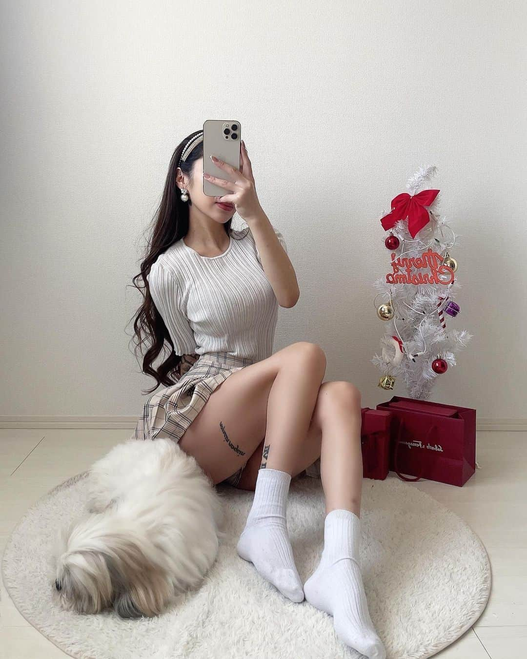 AMIさんのインスタグラム写真 - (AMIInstagram)「♥️ . . このピタ〜ッとした服 大スキ✨ . . 相棒ちゃん📸🐶🐾 言葉がなくてもいつも目で会話出来る🥺❤️ . . . . . . . #ootd #ladiesfashion  #nike #likeforlikes #ferragamo  #dogsofinstagram #dog #dogstagram  #followforfollowback #followｍe  #instalike #instalike #instafashion #tattoo  #code #setup #boots #knit  #レディースファッション #コーデ  #セレクトショップ #海外ファッション  #ワンポイントタトゥー  #韓国ファッション #シーズーカット #シーズー大好き部 #シーズー #犬のいる暮らし #犬のいる生活 #ひつじのショーン」12月30日 18時22分 - _a.mi.m_