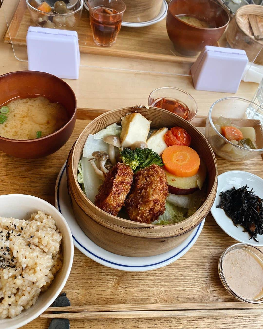 なつぴぴさんのインスタグラム写真 - (なつぴぴInstagram)「人生で初の愛媛県に行ってきたよ‼︎🍊  ゆめちとゆったり2人旅。 楽しかったー！✌︎  愛媛県の松山っていうところに行ったんだけど、お城に温泉に美味しいご飯がいっぱい🍚  特にタクシーの運転手さんが教えてくれた鯛めし！ ゆめとふたりしてハマってしまって、帰りの空港でも食べてしまう始末🤣 みんなも一度食べてみて欲しいなあ  大街道駅の一本道に、鯛めしのお店もたくさんあるし松山城へのロープウェイもあるから、ぜひ場所に迷ったら行ってみてね💭  以上愛媛県レポでした✌︎  #愛媛旅行 #まじめえひめ #愛媛 #愛媛観光 #愛媛カフェ #愛媛ランチ #道後温泉 #鯛めし #鯛めしもとやま #城山公園 #松山城 #松山城ロープウェイ #道後プリン」12月30日 18時18分 - nattsu_pipi