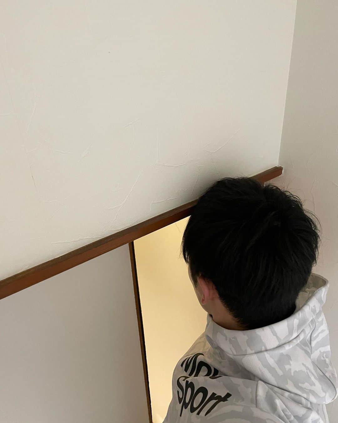 のインスタグラム：「実家に帰ってきました🏠  入口という入口で軽くかがんでるなぁ🤔と思ったので、真っ直ぐ歩いてみたら余裕でぶつかることに気づきました🙄  ここまで成長したということで。笑  皆さま 良いお年をお迎えください🌅  #僕とほぼ同い年の実家」