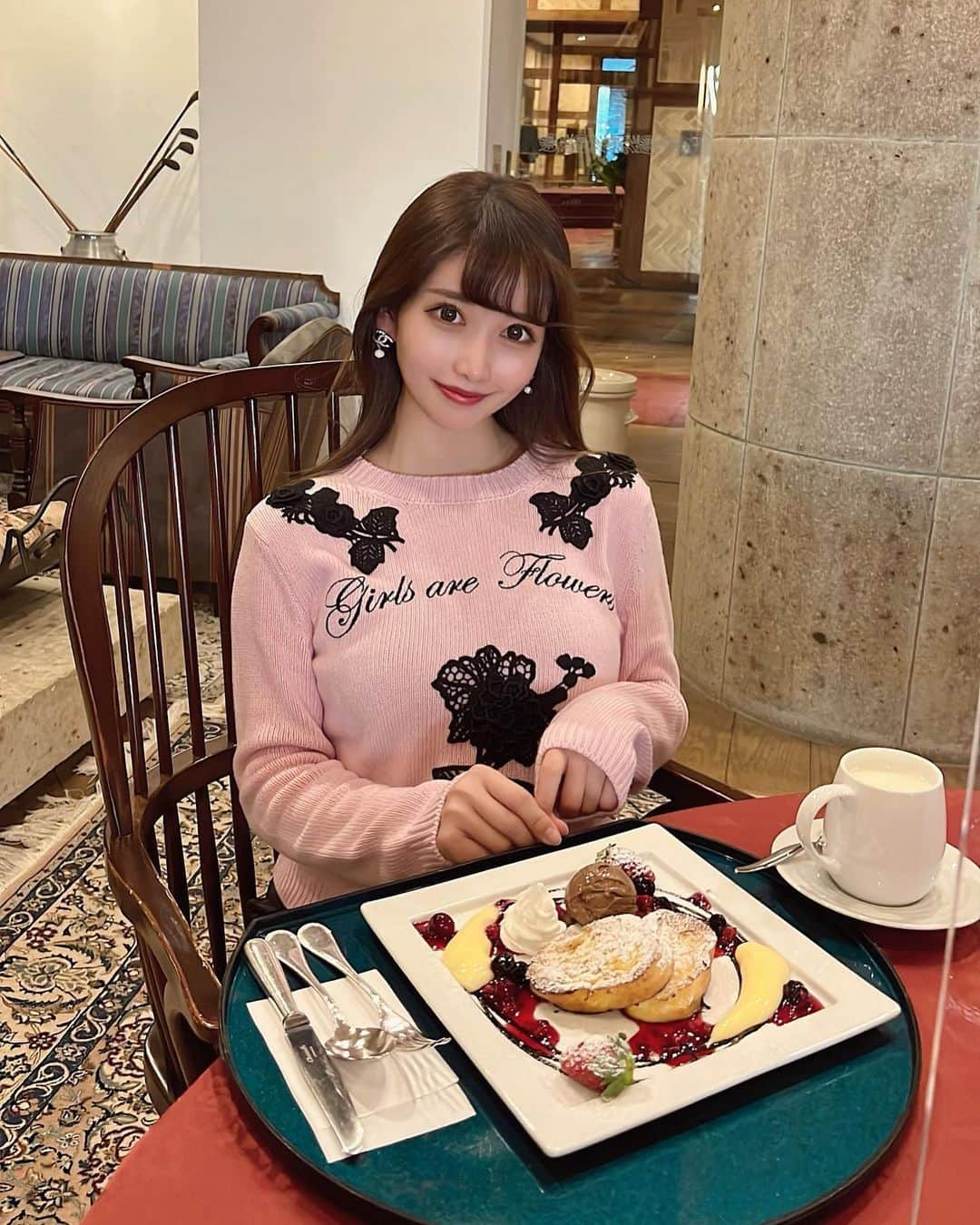 MAYUさんのインスタグラム写真 - (MAYUInstagram)「. 今年最後の、ラウンド後のデザートシリーズ🍰💖 . フレンチトースト食べたよ😋 美味しかった〜💖 成田ゴルフクラブのスイーツはいつも、見た目が綺麗だし美味しい！ . 寒かったからホットミルクにしたよ🫖✨ 安定のミルク好き🤍 来年も美味しいスイーツ沢山食べたいな〜😋❣️ . . この日前髪くるりんしすぎちゃってなんか変🤣🤣 . #ゴルフ女子#ゴルフ初心者#ゴルフ#ゴルフウェア#ゴルフ好き#ゴルフ好きな人と繋がりたい#ゴルフコーデ#ゴルフファッション#デザート#スイーツ#フレンチトースト#レッドバレンティノ#golf#golfstagram#golflife#golfgirl#sweets#sweetstagram#frenchtoast#redvalentino」12月30日 18時29分 - mayu.kina_golf