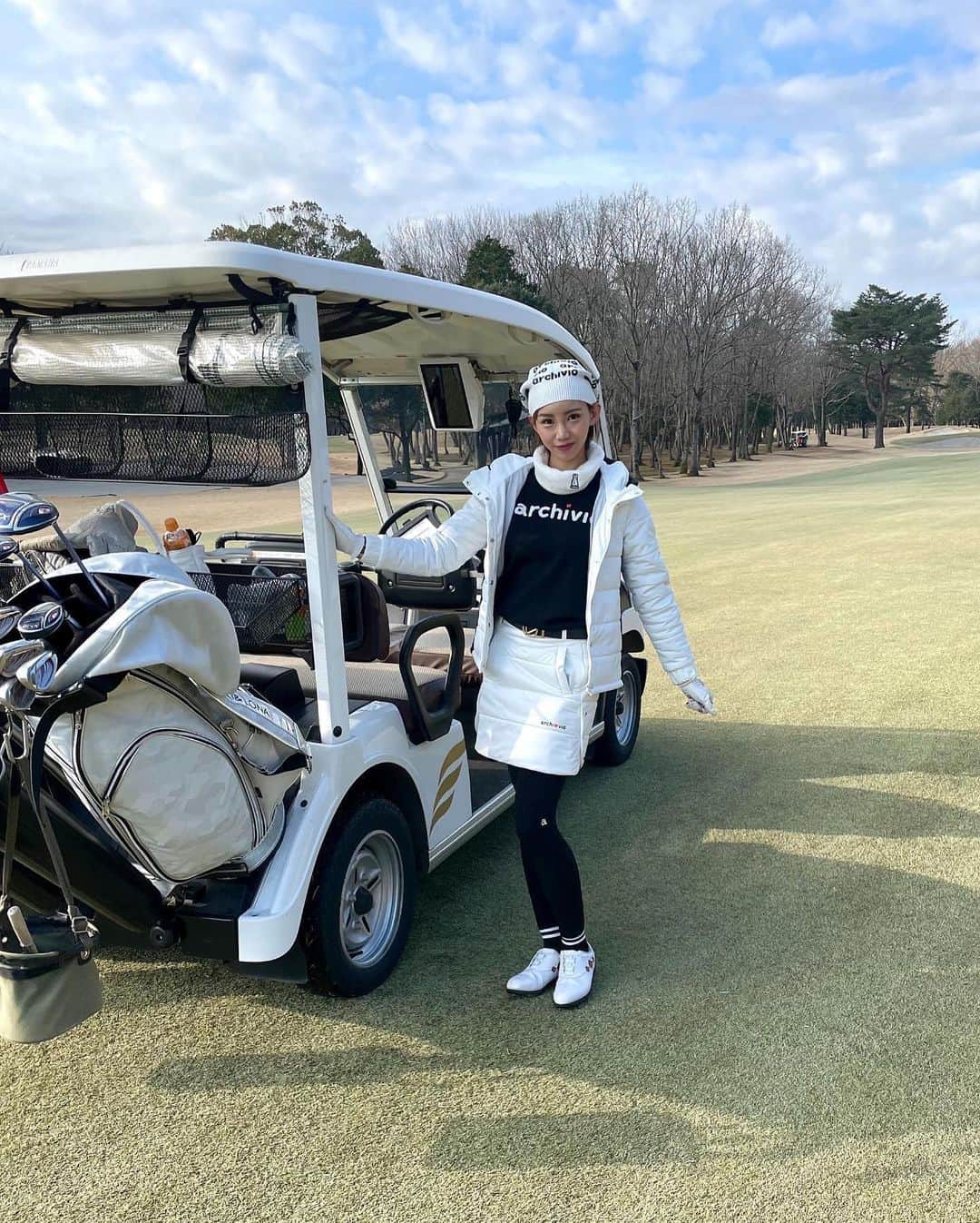 yu-yu.（友癒）さんのインスタグラム写真 - (yu-yu.（友癒）Instagram)「. ゴルフ行ったよん🏌️‍♀️ ショートにしてからニット帽の似合わなさやばい🤣 2021年最後でした⛳️ . 寒いからアルチビオで冬用ウェア全身揃えた🐰💓 からの大阪行って桃谷忘年会🍑✨ . #ゴルフ #ゴルフウェア #アルチビオ #アルチビオコーデ #archivio #ゴルフ女子 #markandlona #ゴルフコーデ #ゴルフ女子コーデ  #イーグルポイントゴルフクラブ」12月30日 18時39分 - ____yu_yu____