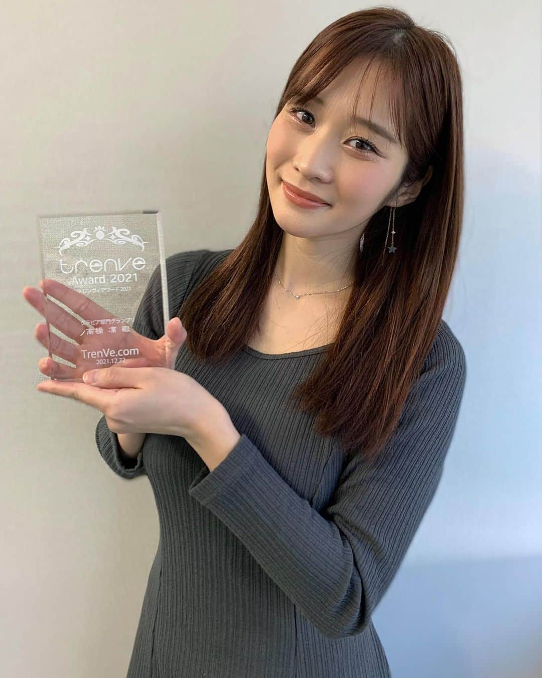 橘花凛さんのインスタグラム写真 - (橘花凛Instagram)「TrenVeさん2021年グラビア部門グランプリとして賞を頂きました💕 2021年の記事アクセス数が1位だったみたいです🥺✨！！ 皆様いつも応援して頂き本当にありがとうございます🙇‍♂️❤️ 来年も楽しく！グラビア活動していきますので、皆様よろしくお願い致します🙇‍♂️✨  今年はたくさん賞を受賞することができてとても嬉しいです😭🙇‍♂️❤️ 本当に本当にありがとうございます😭✨  #TrenVeアワード2021」12月30日 18時32分 - rintakahashi0809