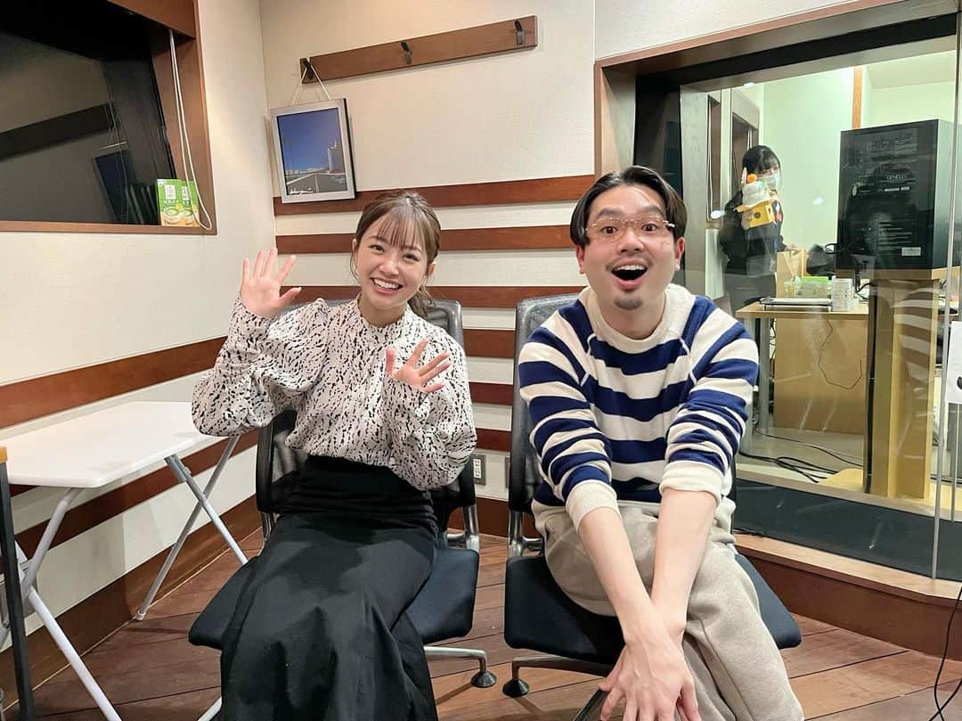 のインスタグラム：「📻 昨日でtokyofm「THETRAD」の年内放送は終了しました。「DIGGIGTOKYO」は今夜が年内最後。 年始は1月3日〜TRAD放送です🎍  春からこの二つのレギュラー含め、たくさんの新しい挑戦や夢のような経験をさせていただき、とても充実した1年でした！ そして年々広がっていく貴重な貴重なご縁をこれからも大切にしていきたいです🔥  加入させていただいてすぐに居心地の良い場所になったTRAD。 ハマさん！！！いつもありがとうございます。 来年もお世話になります☺️🤝 #tokyofm#THETRAD#DIGGIGTOKYO #後ろの鏡餅気になる#👀」
