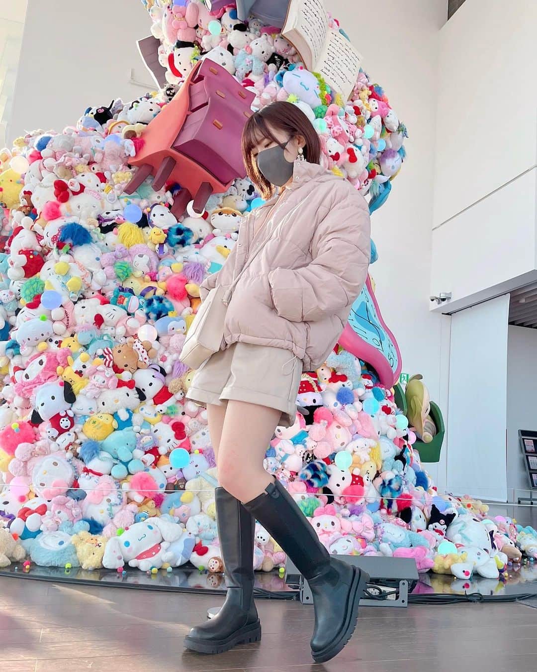 岩佐美咲のインスタグラム：「北原里英ちゃんがプロデュースしているアパレルブランド @aboveall_onehaveit  のロングブーツ、凄く軽くて歩きやすいし可愛いしお手頃価格🥺　　　　　　　　　　　　　 好みのお洋服ばかりなので普通に買い物してしまう。これも普通に買いました。笑　　　　　　　　　 この間うちでまゆみと3人でお泊まり会したんだ〜　　　　　　　　　　　　　　　　　　　　 　　　　　　　　　　　　　　　　　　　　　　　　 #サンリオ #サンリオ展 #グレイル #ロングブーツ #ファッション #コーデ #私服 #sanrio #grl #onehaveit #fashion #ootd」