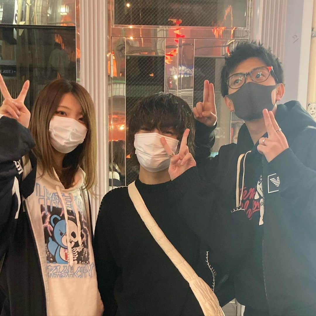 なすびのインスタグラム：「道歩いてて偶然遭遇するなんてことあります？wwwwwww サンカヨウめちゃくちゃ聞いてる。。。  #浅日翔太 #ゔぁすび」