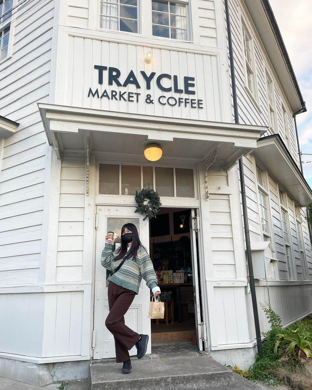 未梨一花さんのインスタグラム写真 - (未梨一花Instagram)「@trayclemarket さん   またお伺いできました☕️ マフィン3つも買っちゃった♡   #千葉 #館山 #カフェ #trayclemarket #コーヒー #マフィン #テイクアウト #私服 #冬コーデ #重ね着 #みりいちコーデ」12月30日 18時55分 - 1ka__3ri