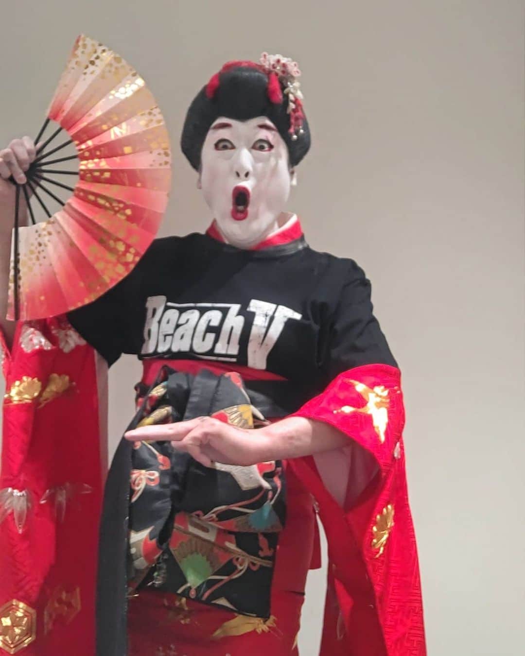 コウメ太夫のインスタグラム：「これからホ╴プ大賞でるのですがこの衣装を着るようにと なんか変じゃない？？おいチクショウ！」