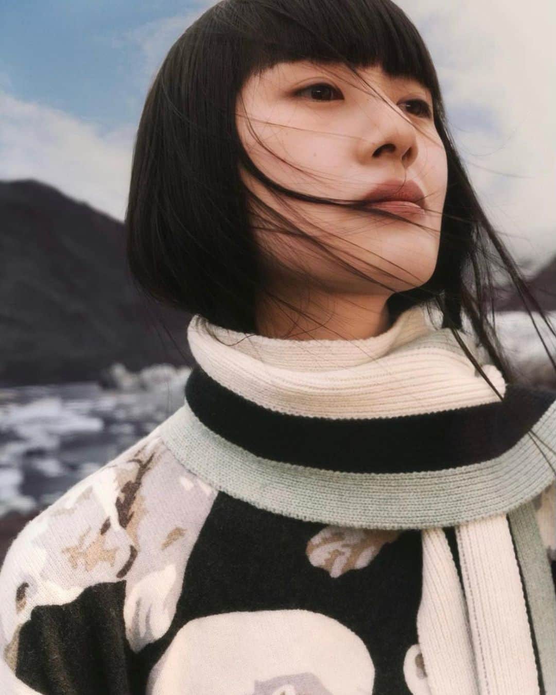 新井貴子のインスタグラム：「@kenzo Winter Campaign in Iceland.  Getting ready for the new year💕  年の瀬、いかがお過ごしですか？ もうすぐお正月、そわそわワクワクする時期ですね💃🏻  コロナの影響によりストップしていた海外での活動を今年再開することができました。初めて行ったアイスランドで体験した強烈な寒さと、壮大な自然は今でも忘れられません。🏔  あの寒さを経験したから、寒さにはすっかり強くなったと思いきや、日本の冬もしっかり寒い🥶  さて、今年も大変お世話になり、ありがとうございました。 皆さまも暖かくして、よいお年をお迎えください🍵」