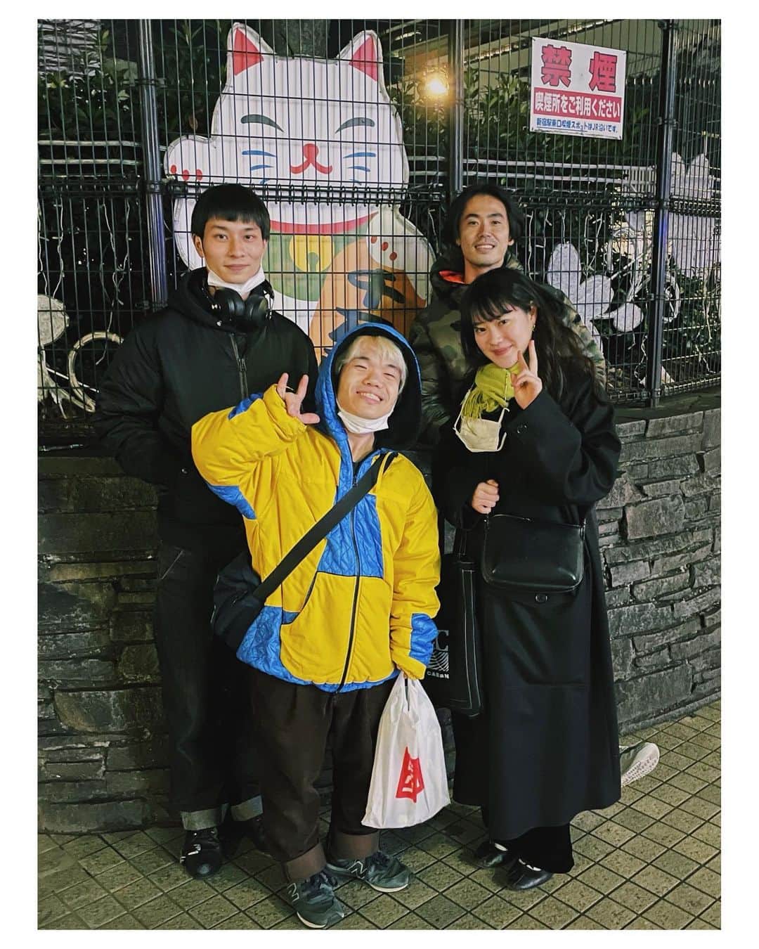 中村祐太郎のインスタグラム：「本年も大変お世話になりました！！ 一年ってあっという間だけど、なんだかんだ色々あったよね……。 本当に皆様のお陰でした。  めちゃくちゃ寒くなりましたけど、身体に気をつけてやって下さい。 来年も平和であれと願います🐢 では良いお年を！！🌈  ちなみに、今日大阪は #シアターセブン で19時10分から、監督作である #新しい風 の最終日です。今年の映画収めです🐟 リモートでトークショーもやります。 リモート収めです👩‍🚀 よろしくお願い申し上げます😌✨」