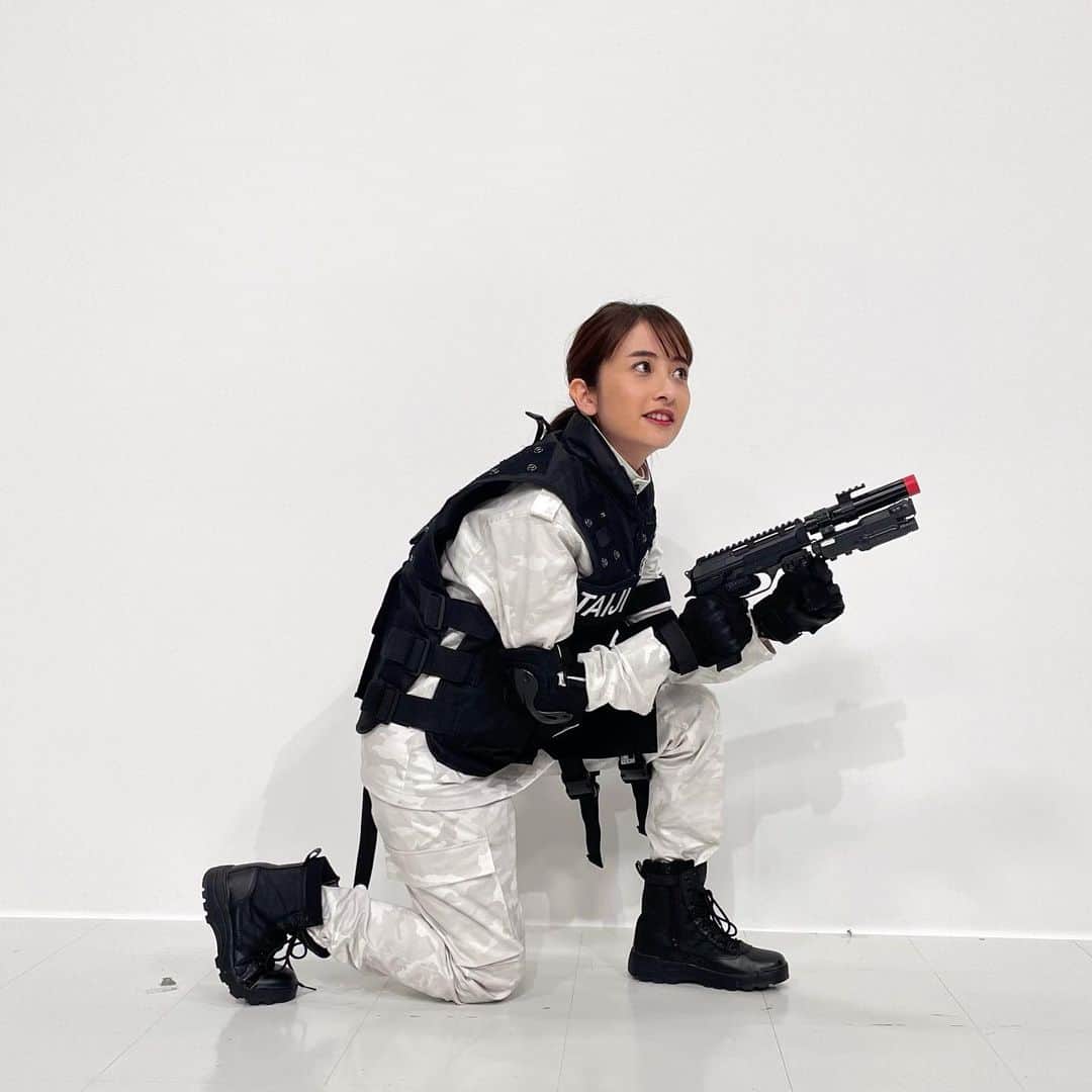 日比麻音子のインスタグラム：「TBSの大晦日はTHE 鬼タイジ！  (私は出演していません。 番宣スポットのものです。笑)  番組でみなさんが着ている衣装をお借りして テンションが上がってしまった日比です👹笑  年末は、CDTVも！ 年始は、ニューイヤー駅伝も！  どうぞTBSをご贔屓に！ 温かくしながらお過ごしくださいね〜  #THE鬼タイジ #TBS #大晦日 #明らかに弱そうな日比 #戦闘力ゼロ」