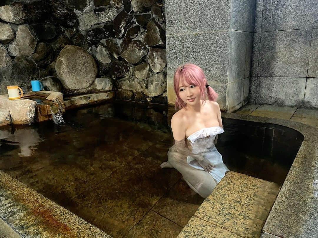 温泉はずきさんのインスタグラム写真 - (温泉はずきInstagram)「#河原の湯　#四万温泉　0125 四万温泉にある、共同浴場の河原の湯。 湯質が本当に良く、川の目の前にあるので、心身共に癒される温泉です。  #群馬 #四万温泉　#温泉 #温泉旅行 #旅行 #湯治 #温泉はずき #混浴 #onsen #onsenhotpools #onsen♨️ #hotsprings #nudel #nudelove #ヌード #温泉女子 #温泉タレント #温泉モデル #混浴露天風呂 #群馬観光 #群馬旅行 #群馬温泉 #群馬カフェ #群馬グルメ #群馬ランチ #japanesegirl #japantrip #japaneseonsen」12月30日 19時15分 - yumegurionsen
