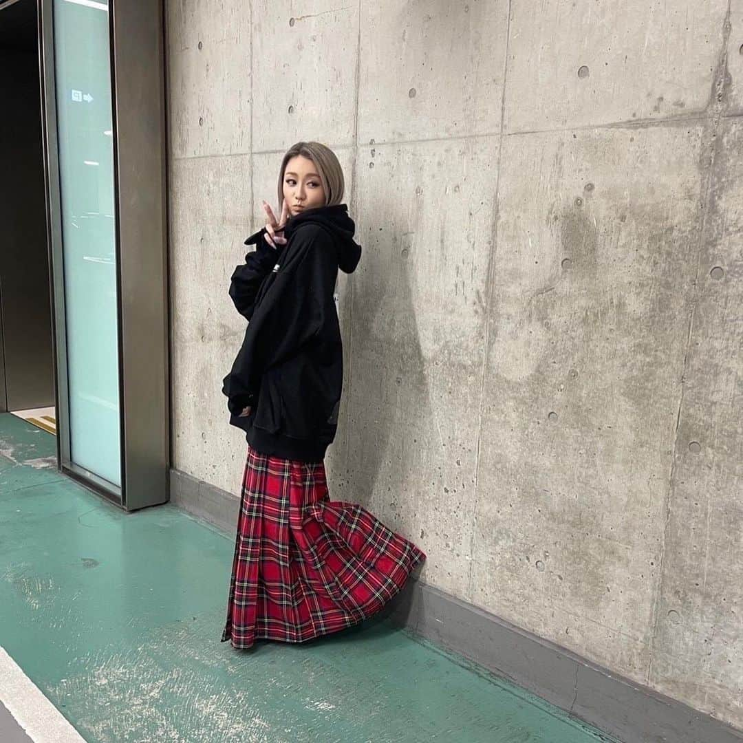 倖田來未さんのインスタグラム写真 - (倖田來未Instagram)「. 今年ももう終わりだねー！！ なーんか、あと2日で今年終わるのねー、、、 やり残したことはないのか？！ やりたかったことはないのか？！、、、 んーーー考える。 あと二日、、笑笑 ⁡ #今年も #ありがとうございました #年末 #2021年 #kodakumi #倖田來未」12月30日 19時16分 - kodakumi_official