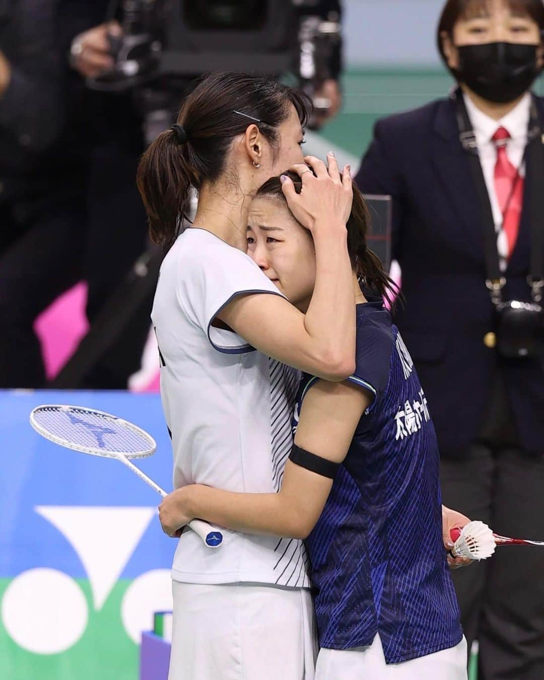 佐藤冴香のインスタグラム：「最後の全日本総合の結果は3位でした!! 試合してくれたみんなありがとう☺️ この大会に14回出場して、その間に沢山のことがありました。苦しいことも多かったけど、勝った時の喜びがあるから厳しい練習も歯を食いしばって頑張れました。共に切磋琢磨できる仲間にも出会えました。そしてこんな私を応援して下さったファンの方も本当に感謝しかないです。本当にありがとうございます‼︎ 個人戦は今大会で最後ですが、団体戦はまだあるので引き続きヨネックスの応援宜しくお願いします🙇‍♀️ そしてずっと共に戦ってきた奥原と最後に対戦できたこと嬉しかったよ😊 いつもワクワクする試合をありがとう。 楽しかった✨優勝おめでとう🎊 #全日本総合#ヨネックス#バドミントン#奥原希望#佐藤冴香 #感謝」