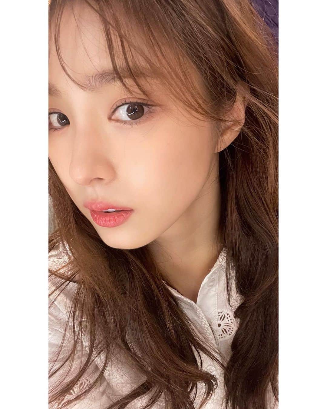 シン・セギョンのインスタグラム：「시그 촬영장 헤헤 감사합니다🍷」