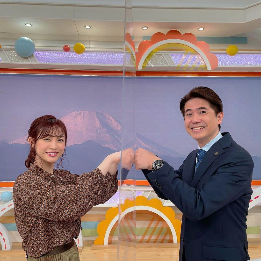 新井恵理那さんのインスタグラム写真 - (新井恵理那Instagram)「2021年もグッド！モーニングをご覧いただき、ありがとうございました‼︎ *\(^o^)/* 放送を終えて、相棒・坪井直樹さんとグータッチしましたよ( ^ω^ )  来年はこのアクリル板なくなるといいな。  今年も感染対策で、スタッフや出演者の歓送迎会や日々の打ち合わせも反省会もできませんでした。 それでも、みんなでいい放送にしよう！とひとつの目標に向かって頑張れているから、まとまれているように思います(o^^o) グッド！は来年は4日から放送します☆すこし休んで力を蓄えて、また朝から精一杯務めますのでお付き合いください♪ 今年最後の放送のコメンテーター、川合俊一さんと寅年先取りポーズ*\(^o^)/* 良いお年をお迎えください〜‼︎ #グッドモーニング #テレビ朝日 #グータッチ #坪井直樹 #川合俊一 #寅年 #新井恵理那 #centforce」12月30日 19時34分 - elina_arai