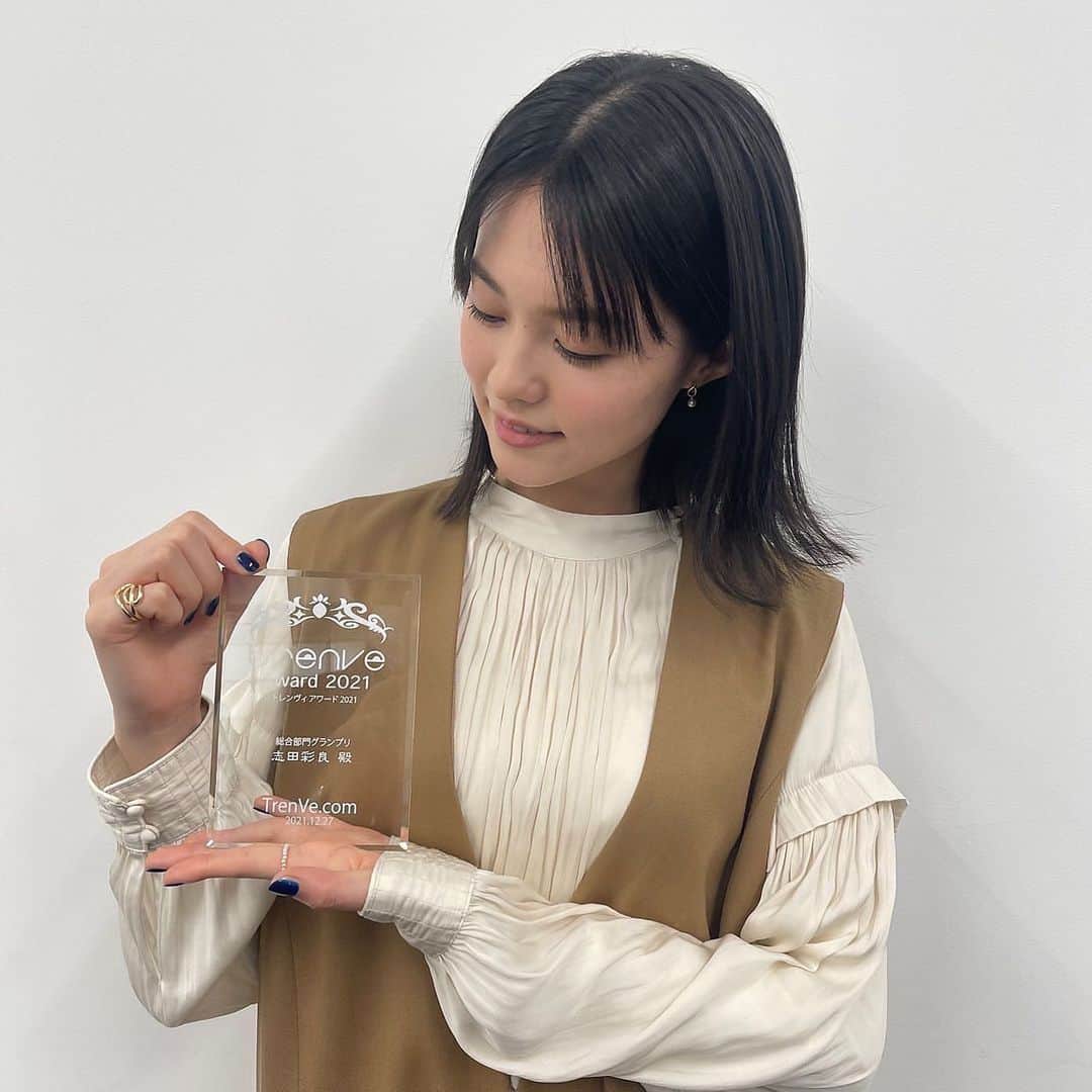 志田彩良のインスタグラム：「📢 「TrenVe アワード2021」総合部門グランプリを頂きました🙇🏻‍♀️  ドッキリ授賞式の様子は TrenVeさんのYouTubeにてご覧頂けます。  ドッキリ発表にかなりびっくりしましたが、 とても嬉しいお仕事納めでした😌  2021年ありがとうございました。 皆様、良いお年をお迎えください。 来年もよろしくお願い致します！」