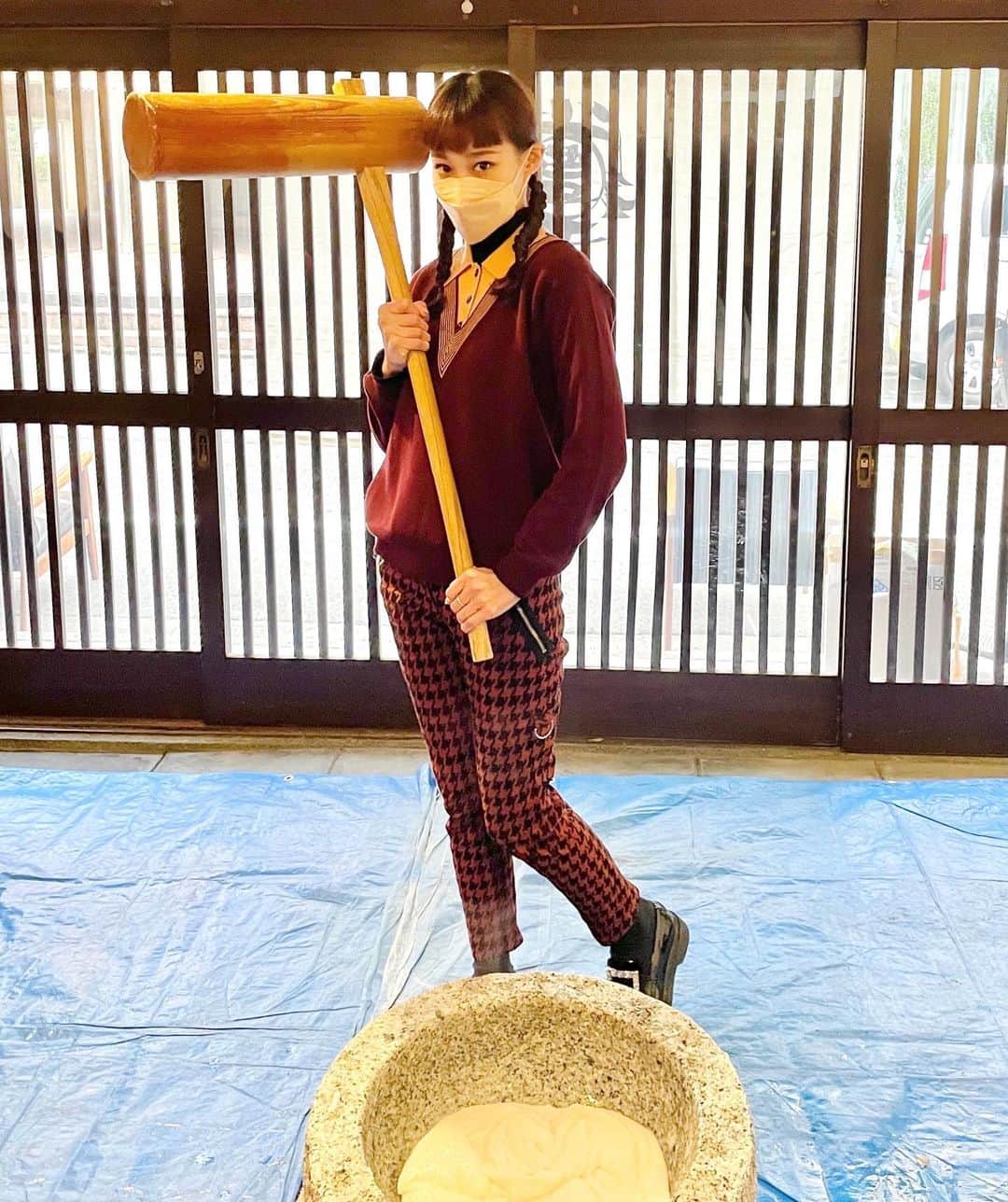 マドモアゼル・ユリアのインスタグラム：「丁寧なお餅つき😂 年末の恒例行事になってきて、なんだかお餅つきしないと年始を迎えられなくなってきました🎍 豊和堂さん、今年もありがとうございました！🙇🏻‍♀️ #餅つき #年末」