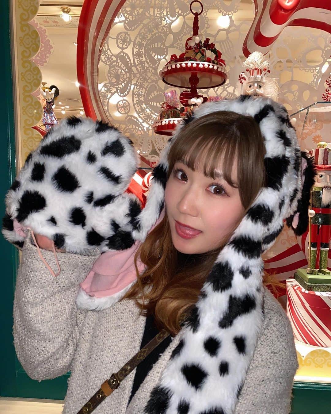 甲田友莉子のインスタグラム：「🏰🐭🖤 マスクの紐、、でてます。 . #tdl#東京ディズニーランド#クリスマスディズニー#101匹わんちゃん #instagood」