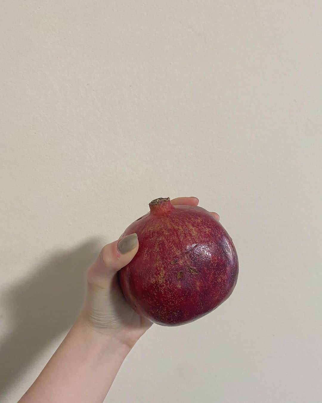 野崎奈菜さんのインスタグラム写真 - (野崎奈菜Instagram)「⁡ ザクロ 好きなフルーツランキング上位になりました ⁡ あと出して欲しいと言われた写真も添えて。」12月30日 20時15分 - lunelapin_na7