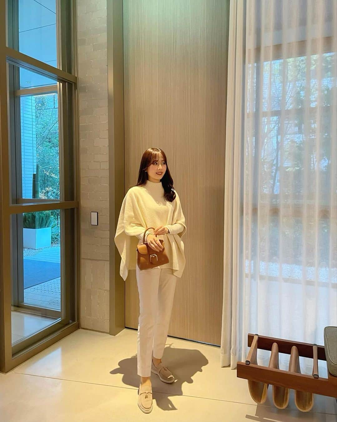 ハンナミさんのインスタグラム写真 - (ハンナミInstagram)「☕️✨🪟  knit #eneu pants #theoryluxe bag #delvaux shoes #loropiana」12月30日 20時08分 - han_nami_