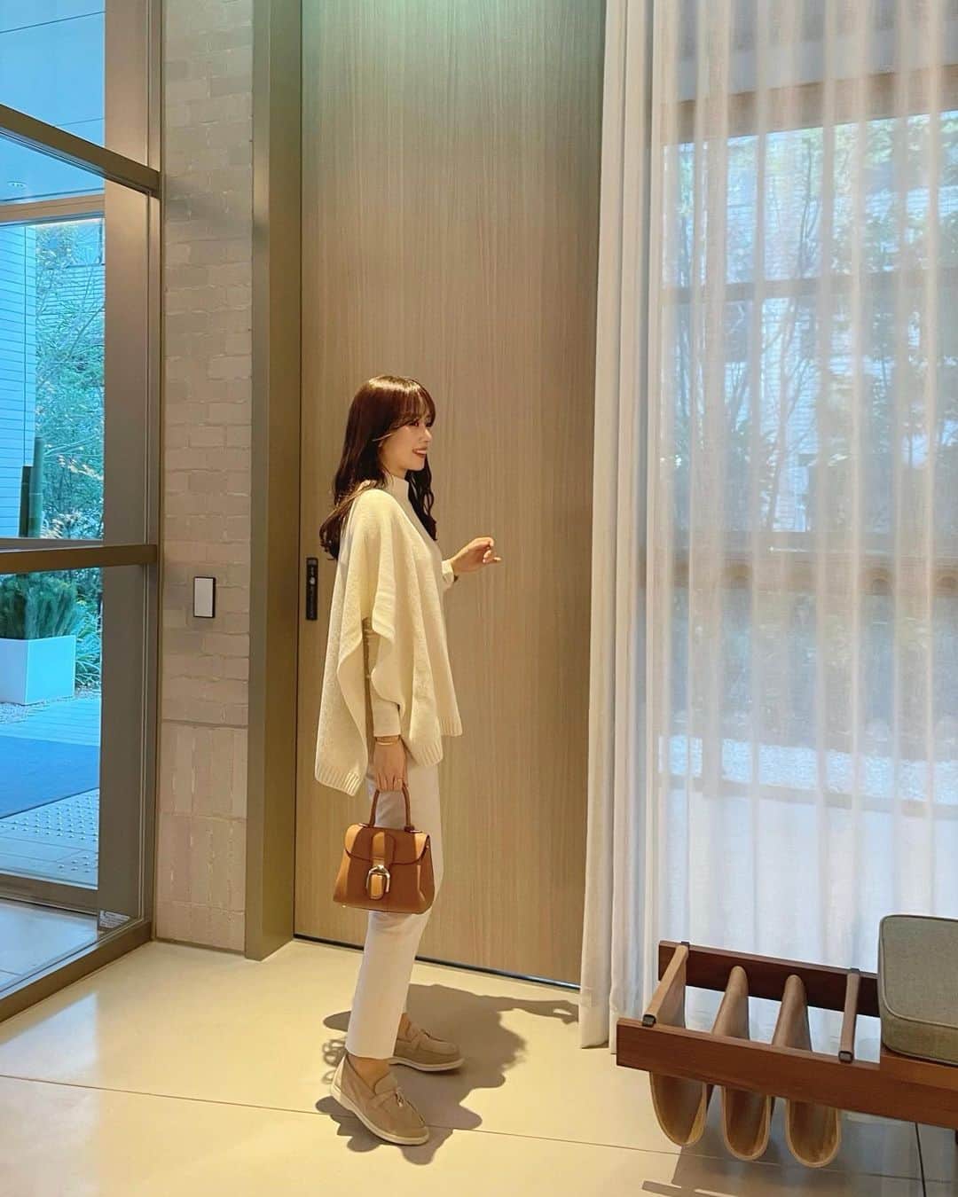 ハンナミのインスタグラム：「☕️✨🪟  knit #eneu pants #theoryluxe bag #delvaux shoes #loropiana」