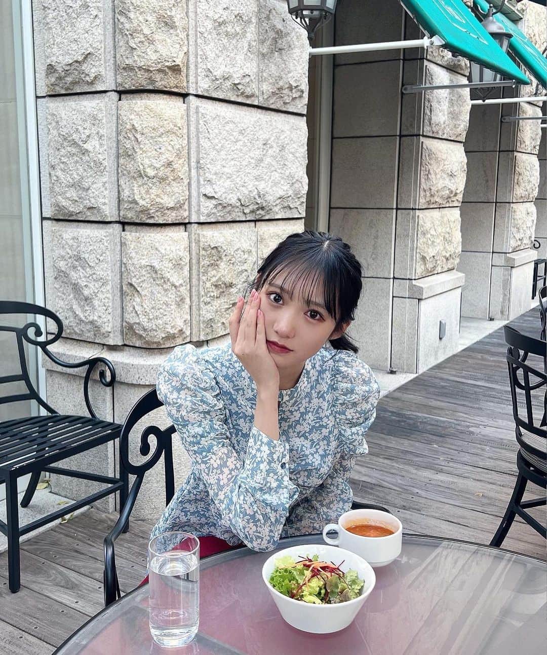 のインスタグラム：「🍽🍹 ⁡ ⁡ ⁡ こんばんはー！ ⁡ 年末やね〜😯 みなさん何してるの〜〜😶😶 ⁡ ⁡ ⁡ ⁡ #横野すみれ #mercuryduo #ワンピース #フレンチガーリー #水色コーデ #ランチ #ポニーテール #黒髪ロング   #この時期のテラス席寒すぎ #でも映えた ☺️」