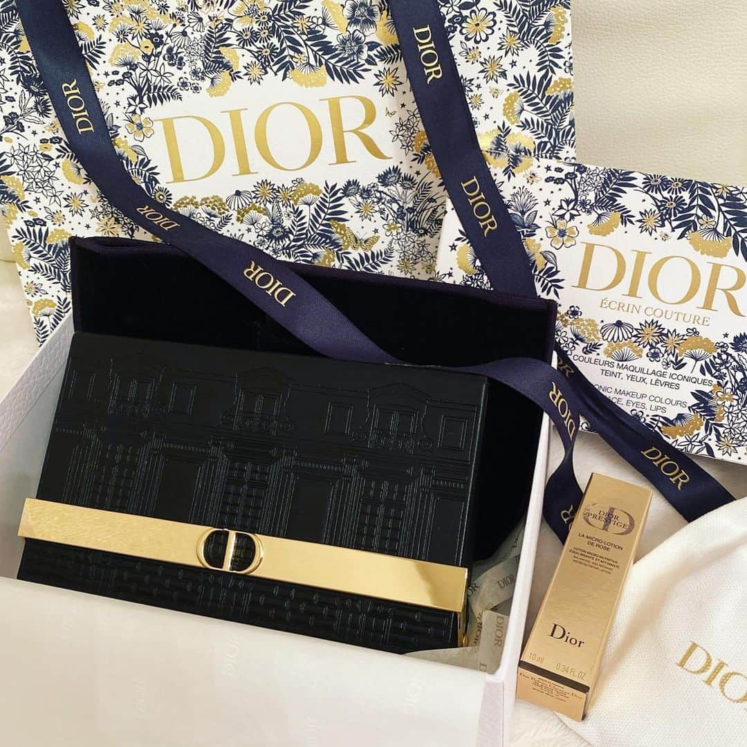 太田麻美のインスタグラム：「今年も素敵なプレゼント有り難うございました🎁💕 既にいただいた物もありますが、大切に使わせて頂きます☺️✨  #dior #cosme #diormakeup #diorcosmetics #thankyou #プレゼント」