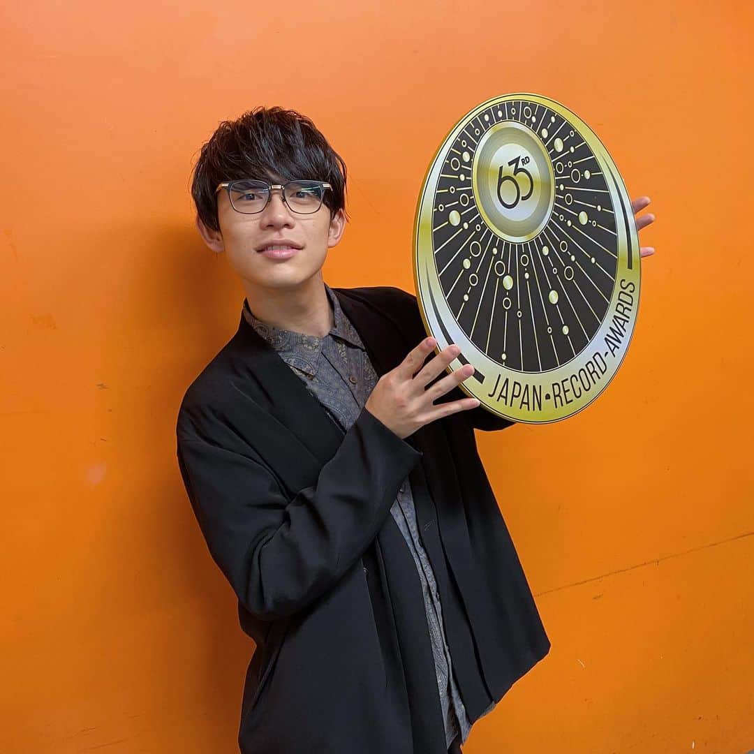 川崎鷹也のインスタグラム：「レコード大賞 君は天然色 歌唱終了致しました🙏 #レコード大賞 #君は天然色 #川崎鷹也 #松本隆 #大瀧詠一 #大滝詠一 #心を込めました #この曲はいつも緊張してしまいます #松本さんの名に恥じぬパフォーマンスをとマイクを握りました #そして来年は自分の曲で出演できるよう #真摯に歌い続けます」