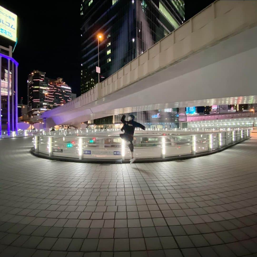 キヨのインスタグラム：「2021年ありがとな  一足お先に2022年に飛ぶわ  あけまして良いお年を  あとキヨ猫を二度と書けなくなった俺あげる  #20222年」