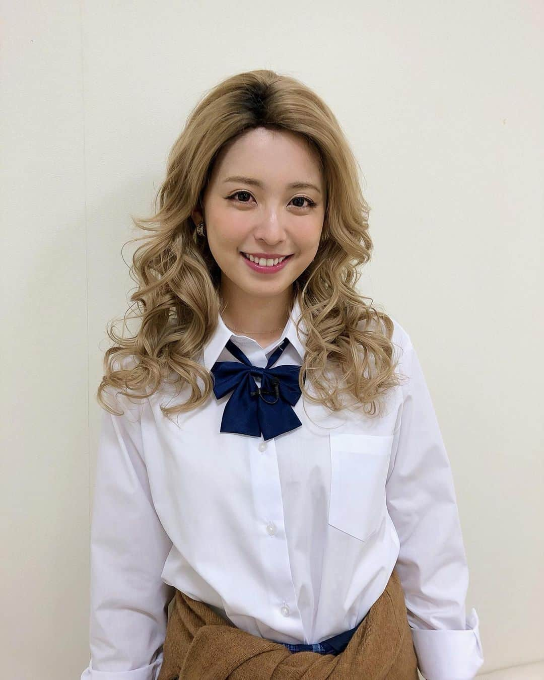 久慈暁子さんのインスタグラム写真 - (久慈暁子Instagram)「* 人生初ギャル👧🏼 向上委員会の時のもので 載せ忘れていました🧚‍♀️ * #ギャル #制服 #何年振り #最近コスプレ多い」12月30日 22時57分 - kuji_akiko