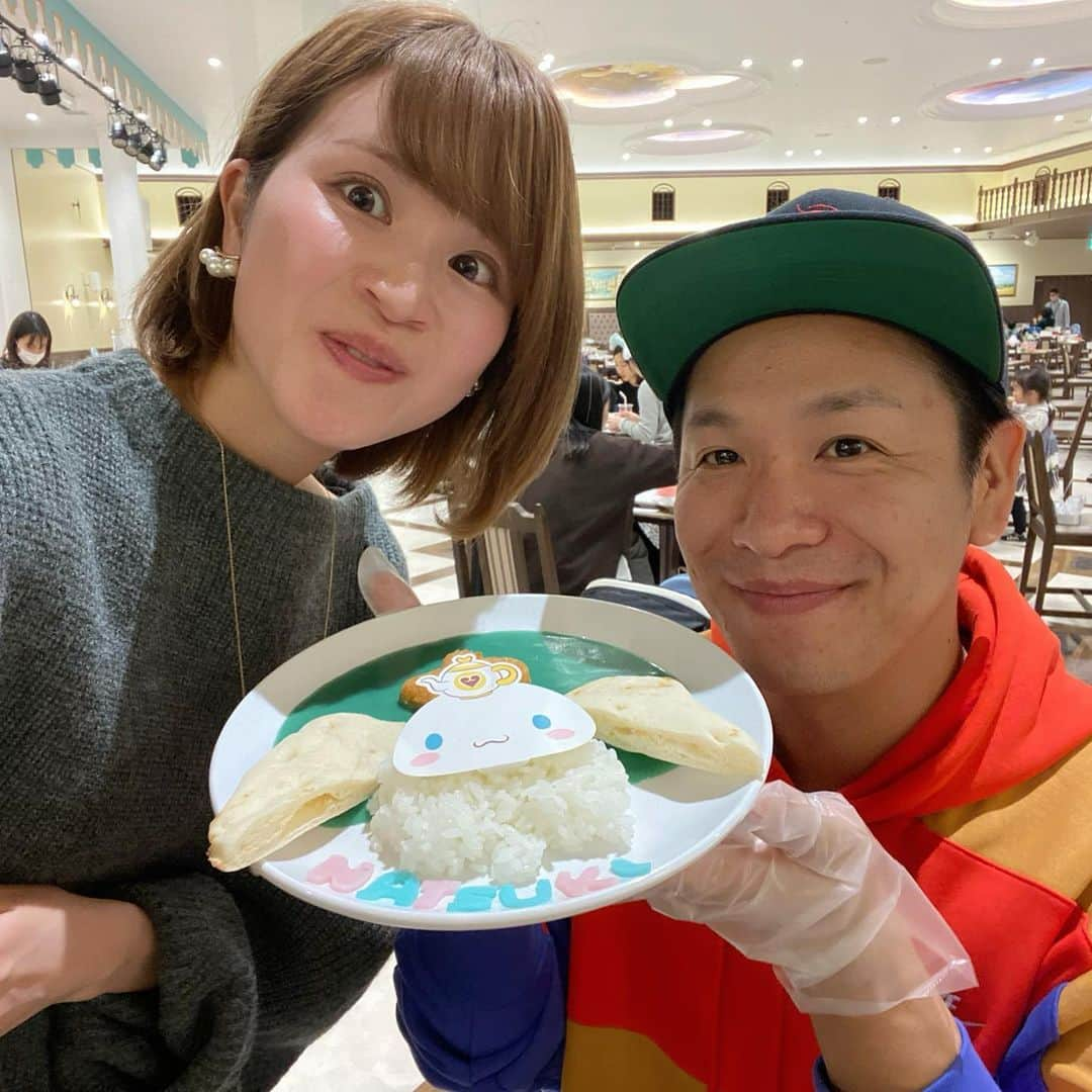 川島菜月さんのインスタグラム写真 - (川島菜月Instagram)「. . . あきぷーがシナモン×NATSUKIカレーを 作ってくれました〜🍛 きゃわわです〜 . そして私は密かに 腹立つツーショット撮り溜めてました〜😇 . 6枚目→ 多分この先一生しないであろうヤンキーのピース。 . . , #サンリオ　#サンリオピューロランド #館のレストラン」12月30日 23時05分 - natsuki0624kia