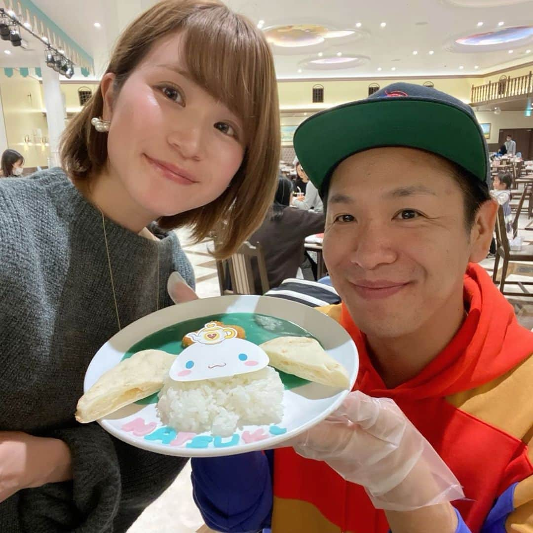 川島菜月さんのインスタグラム写真 - (川島菜月Instagram)「. . . あきぷーがシナモン×NATSUKIカレーを 作ってくれました〜🍛 きゃわわです〜 . そして私は密かに 腹立つツーショット撮り溜めてました〜😇 . 6枚目→ 多分この先一生しないであろうヤンキーのピース。 . . , #サンリオ　#サンリオピューロランド #館のレストラン」12月30日 23時05分 - natsuki0624kia