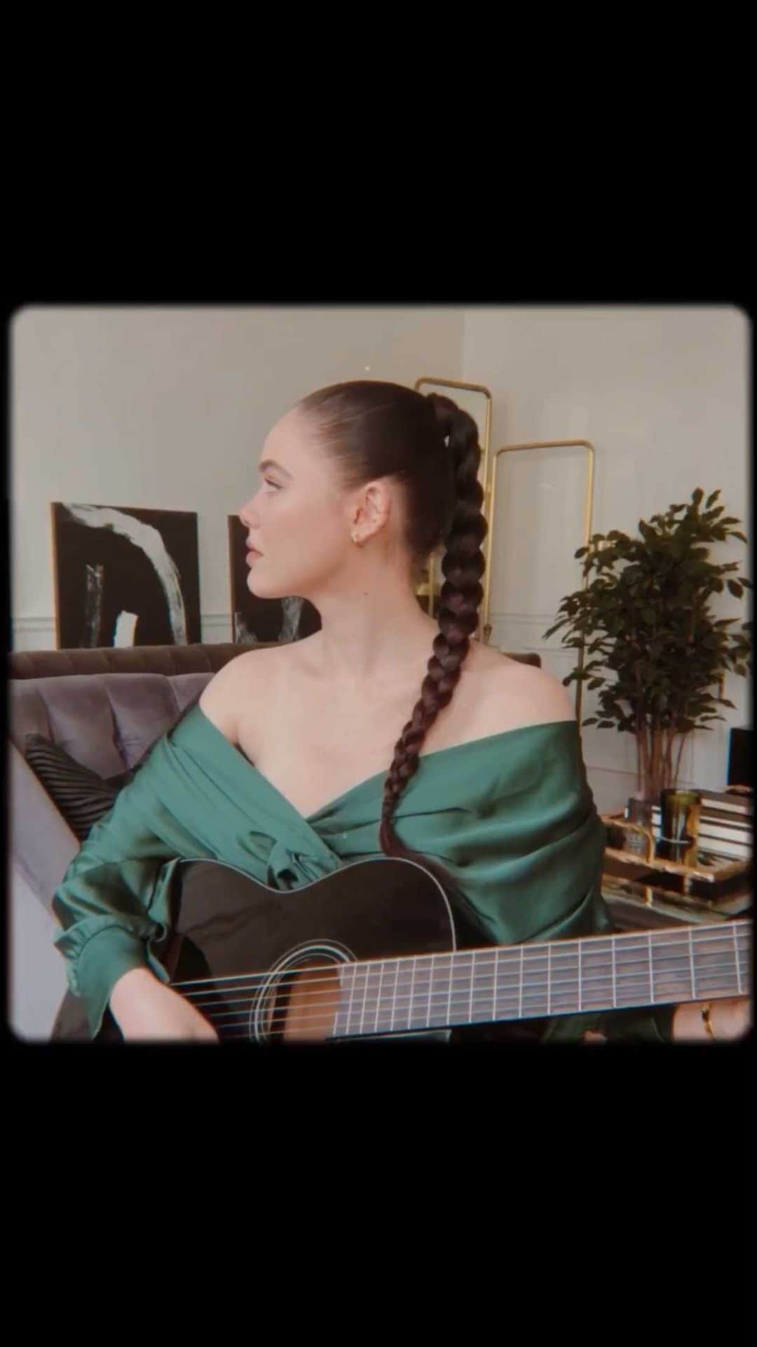 クリスティナ・バザンのインスタグラム：「Felt greatly inspired to record this beautiful song in Spanish with my own personal take on it. It is called “Los Cuatros Elementos” and is a real Ôde to Earth.  Tierra Mi Cuerpo Agua Mi Sangre Aire Mi Aliento Fuego Mi Espiritu  This is a beautiful chant to use in ceremony, around a fire with your beloved ones. 🪐🌿🌱」