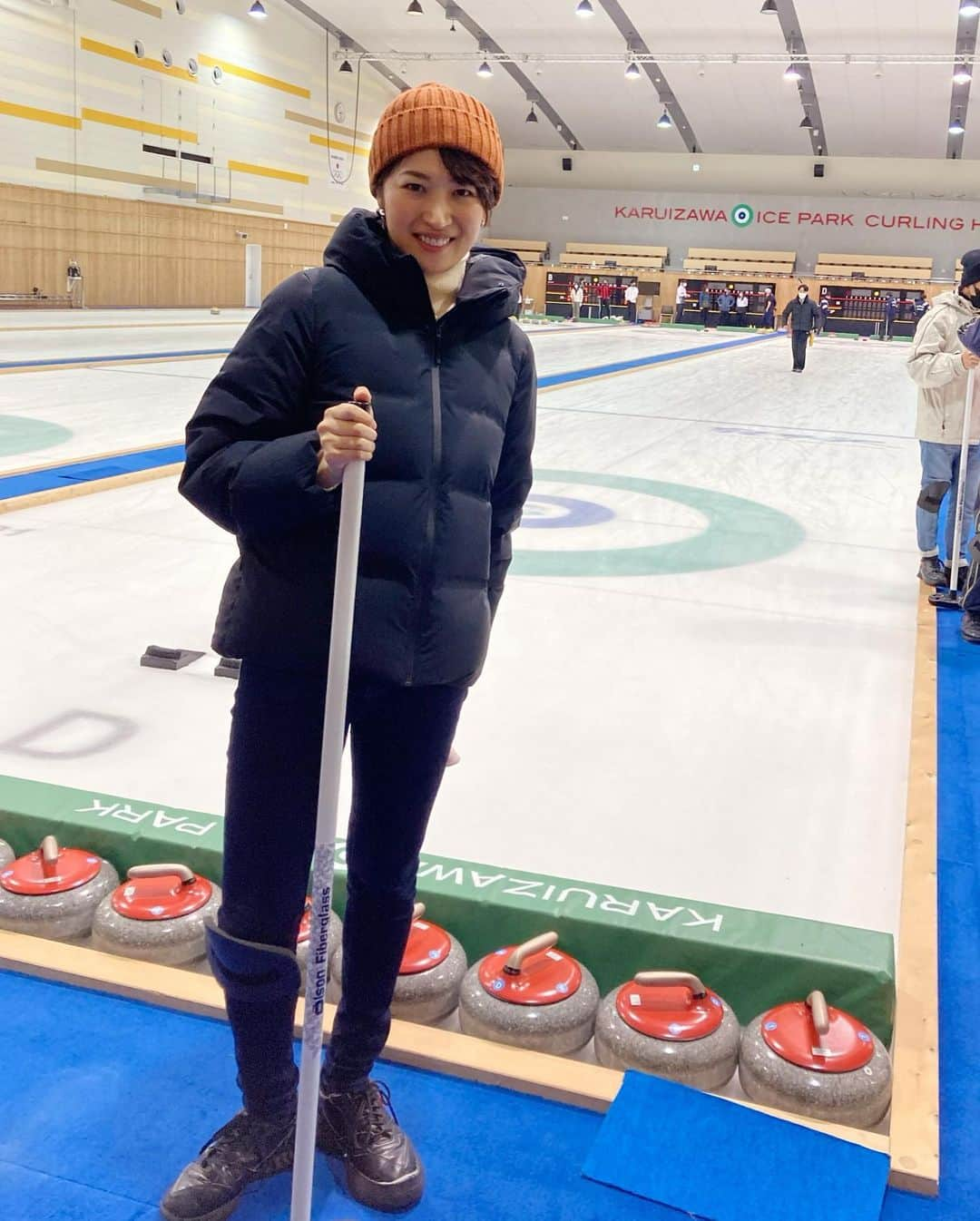 瀬南海はやのインスタグラム：「* 軽井沢で初めてカーリング体験をしてきました🥌  寒い🥶＆難しい...けど、すっごく楽しい！ ミニゲームでストーンに当たった瞬間は快感でした✨  もうすぐ冬季オリンピックなので、応援したいと思います🇯🇵 ‼️  #カーリング #軽井沢 #軽井沢アイスパーク #98期 #宝塚og」