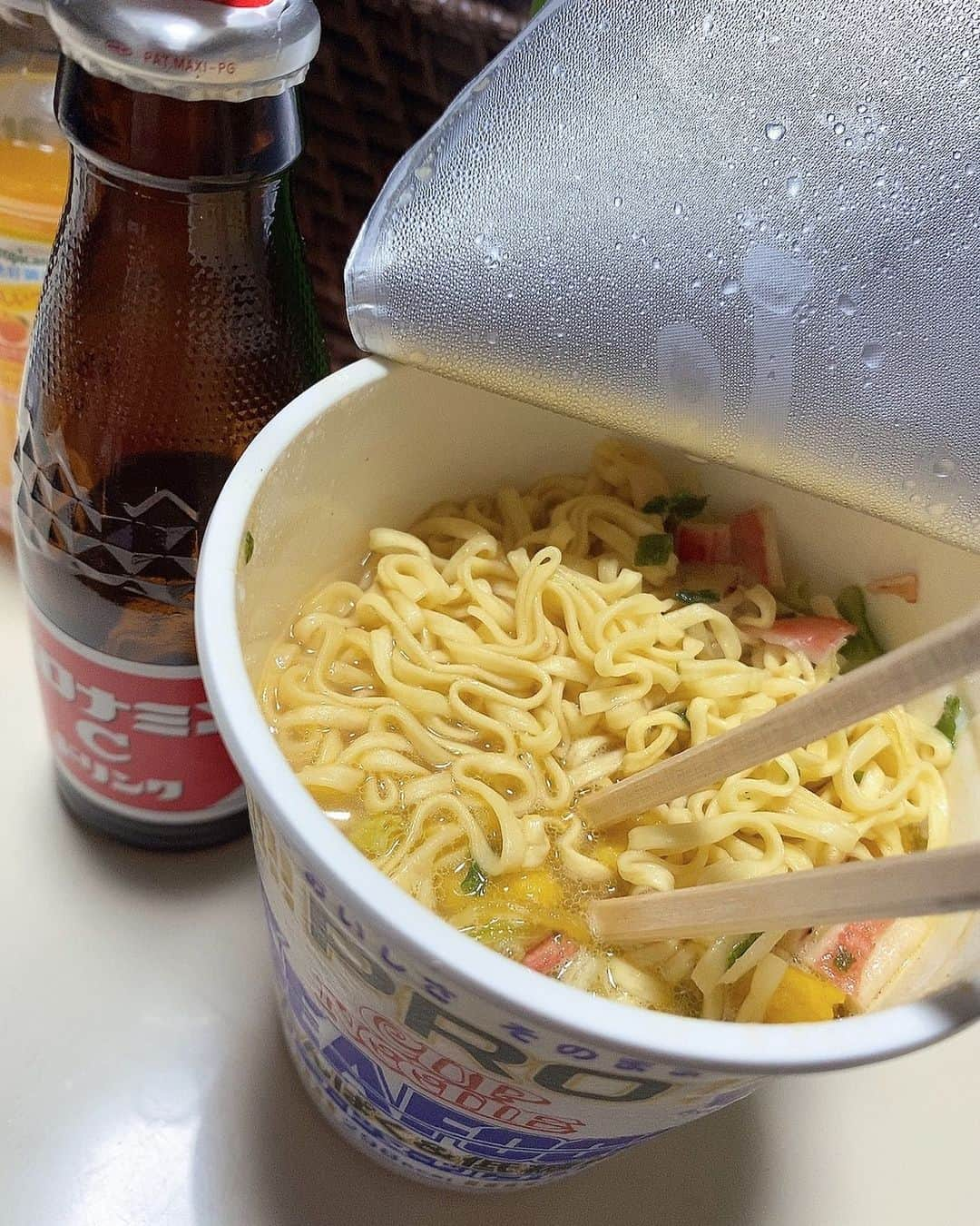 矢部美穂さんのインスタグラム写真 - (矢部美穂Instagram)「こんな時間にカップラーメン🍜  人生、色々あるー💦  今日は12月30日💦  こんな日もあるのよね。  すごい年末です！  #カップラーメン #こんな年末 #人生色々 #40代  #矢部美穂」12月30日 23時22分 - miho.yabe.0607