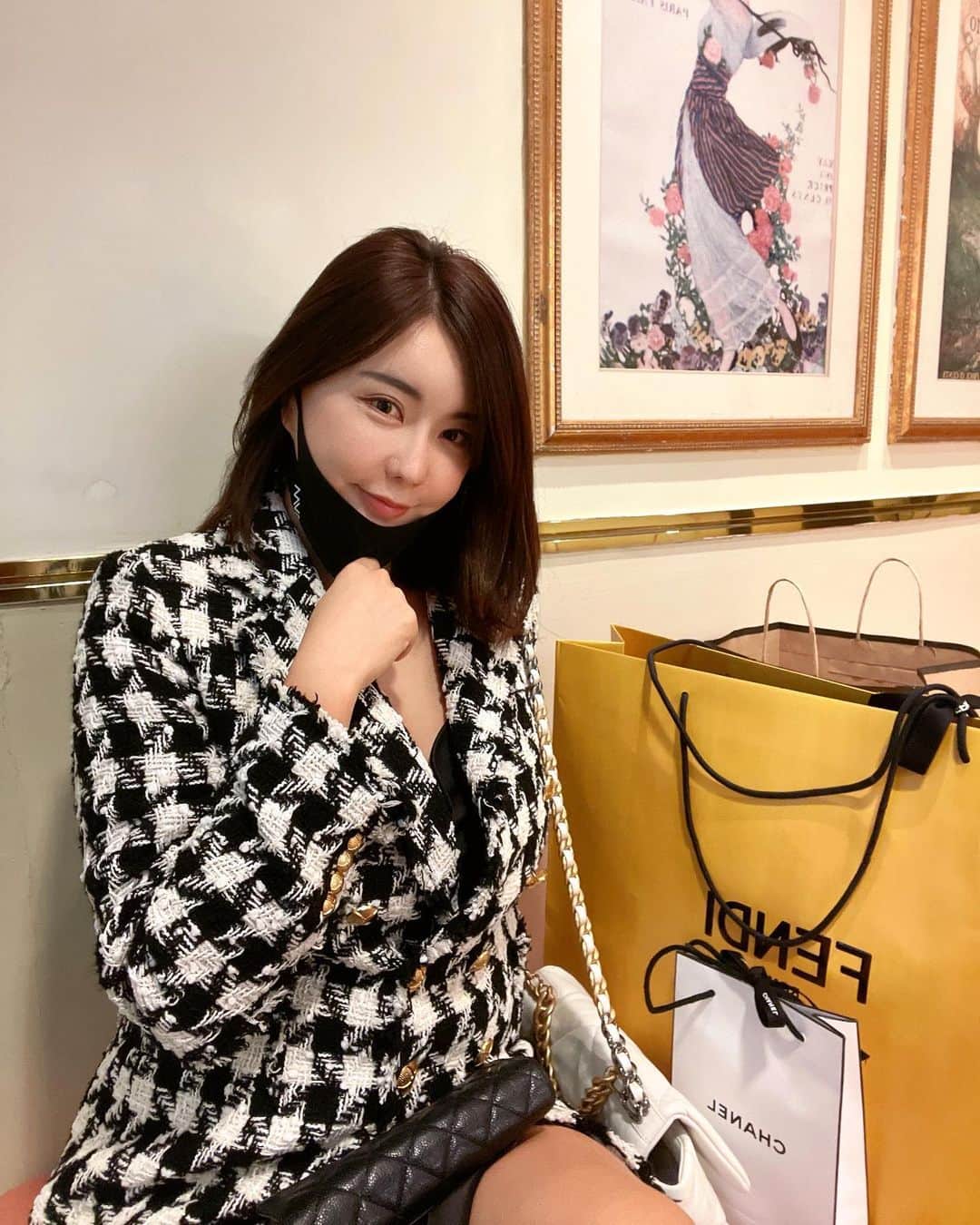 リュ・ジヘのインスタグラム：「끝은 또 새로운 시작인거 같아요~🐻‍❄️ 내년에 우리 더 행복해용🖤🤍」