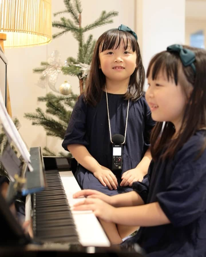 MOMOツインズのインスタグラム：「O’ Holy Night. This warms my heart. Leia has been busy practicing this piece because she knows how much Lauren loves singing this song. This is how she shows her love ❤️ #LLmusicjourney  #lovelanguage #momotwins  🎤 Lauren 🎹 Leia」