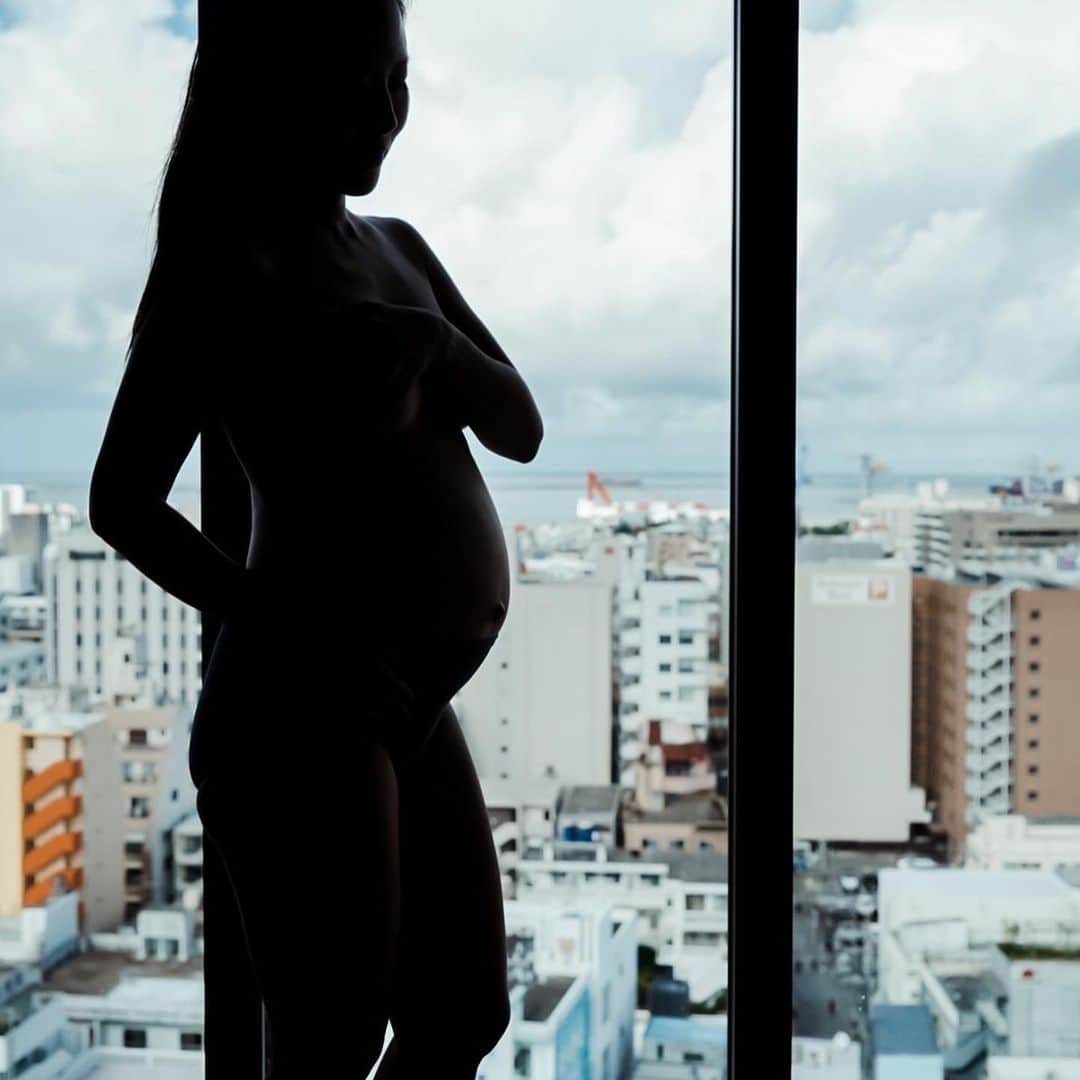 長嶺菜菜子さんのインスタグラム写真 - (長嶺菜菜子Instagram)「⁡ はいさい🌿 沖縄ママスタグラムななこです𓇼 ⁡ もう気づけば2人目妊娠してから、 7ヶ月が過ぎた！！ はやーい🤰  （というか、2021年があと1日で終わる😯）  ⁡ 妊娠中って 摂らないといけない栄養素が結構あってさ。 ⁡ けどただでさえ つわりや体調不良で 栄養のある食べ物を口にするのが難しいのに 葉酸や鉄分、タンパク質やビタミンを摂れだの。 ⁡ いや、無理です🤦🏽‍♀️ ⁡ （私も妊娠してはじめの何ヶ月は 体調がすこぶる悪くて、 食べつわり、吐きつわりもあって、 自分でも何が食べたいか 分からない時期があったし） ⁡ だからせめて サプリだけでもと思って 小さくて飲みやすい 国産・無添加の #BELTA の葉酸サプリを 妊娠中から飲んでる💊 ⁡ 葉酸はベビーの成長を助けたりするから 大事なんだって。さらに鉄分配合だから ありがたい👏 ⁡ ⁡ さて、幸子も生まれてくるまで 90日をきった👶🏽💕 ⁡ 今回も帝王切開になりそうだから 3月9日以降の日にちを選べそうだけど いつにしようかな🥰 ⁡ ⁡ そして 4Dで観る幸子がリアルでエイリアン👽 ⁡ ＿＿＿＿＿＿＿＿＿＿＿＿＿＿＿＿＿＿ @official_belta   #ベルタ #ベルタ葉酸サプリ  #葉酸サプリ #葉酸 #妊娠中期  #妊娠28週 #妊娠8ヶ月 #妊娠中 #妊娠 #プレママ #令和ベビー  #お腹の記録 #妊婦生活  #妊婦 #プレママライフ」12月30日 23時49分 - na7co0422