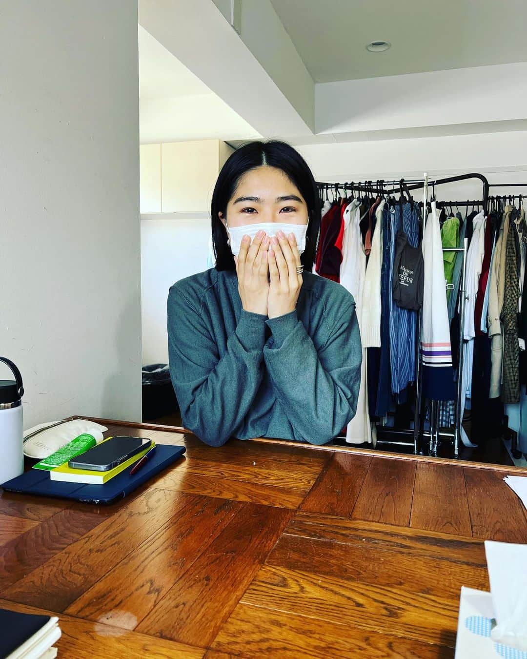 椎名直子のインスタグラム：「このたび 中澤咲希が独立いたします♡  4年と半。 長い時間一緒にいましたが、 毎日が楽しい日々でした。  持ち味は、  明るくおもろくせっかちで  なんといっても仕事がはやい！笑  そんなさきちゃんが 2022元旦に 新しいスタートをきります。  どうぞ よろしくお願い致します。」